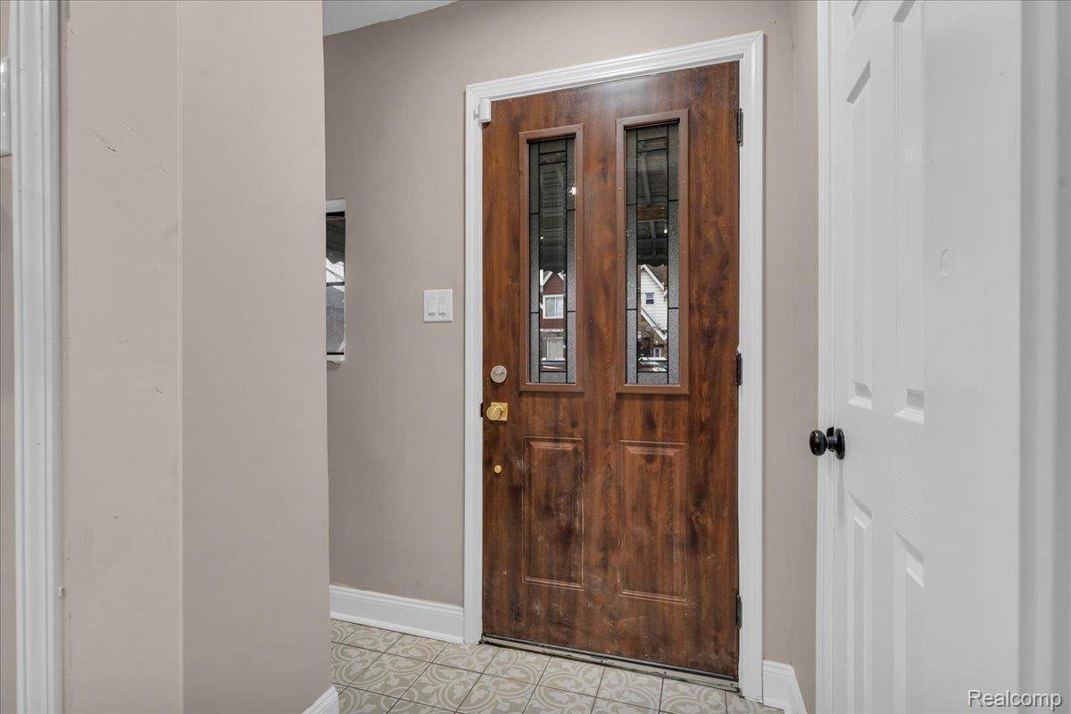 Detroit, MI 48221,16224 Washburn ST