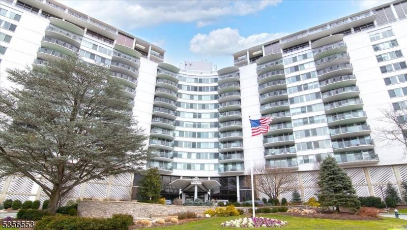 Verona Twp., NJ 07044,1 Claridge Dr #123