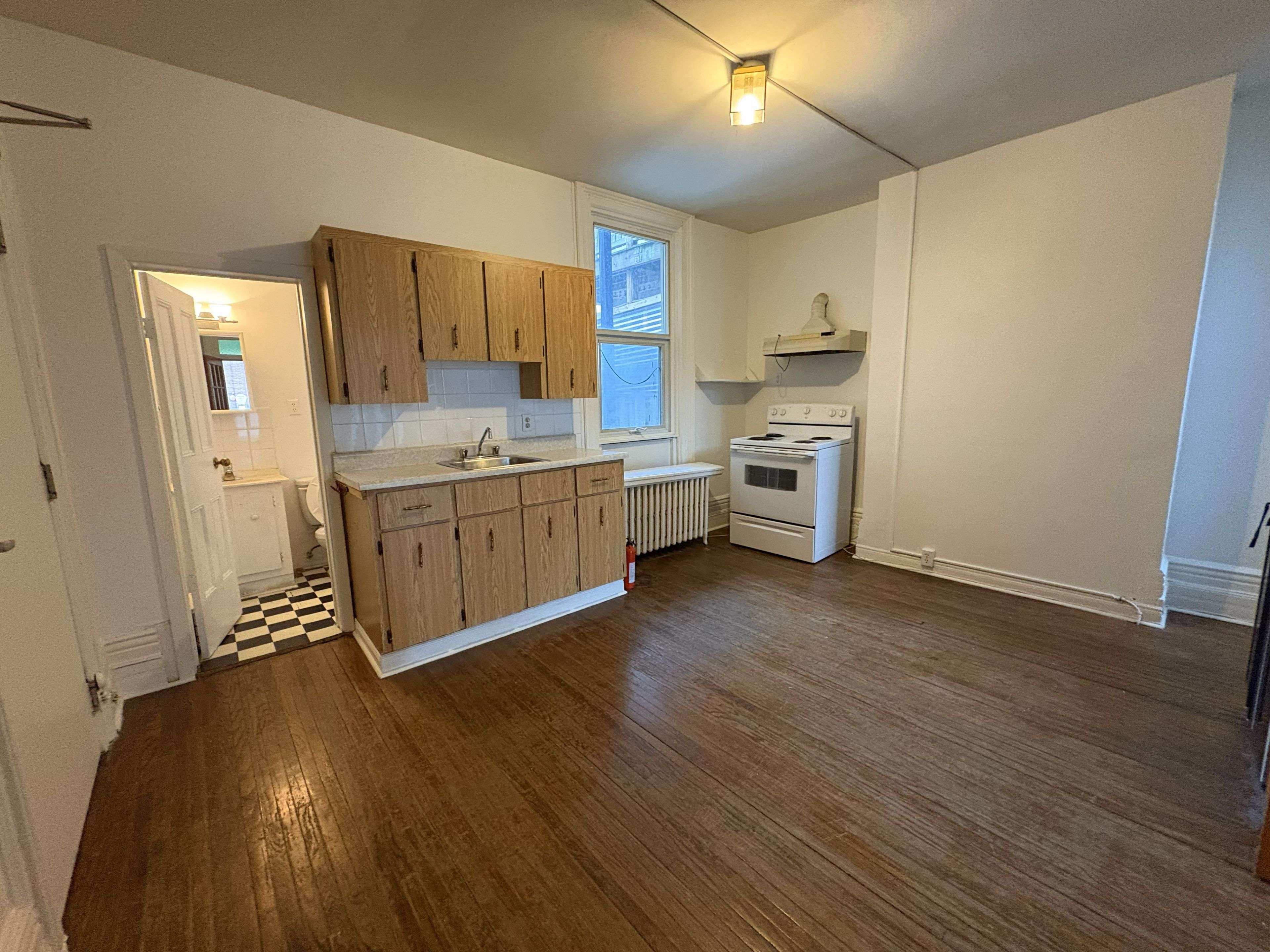 Toronto C01, ON M5T 1L6,124 Baldwin ST #101