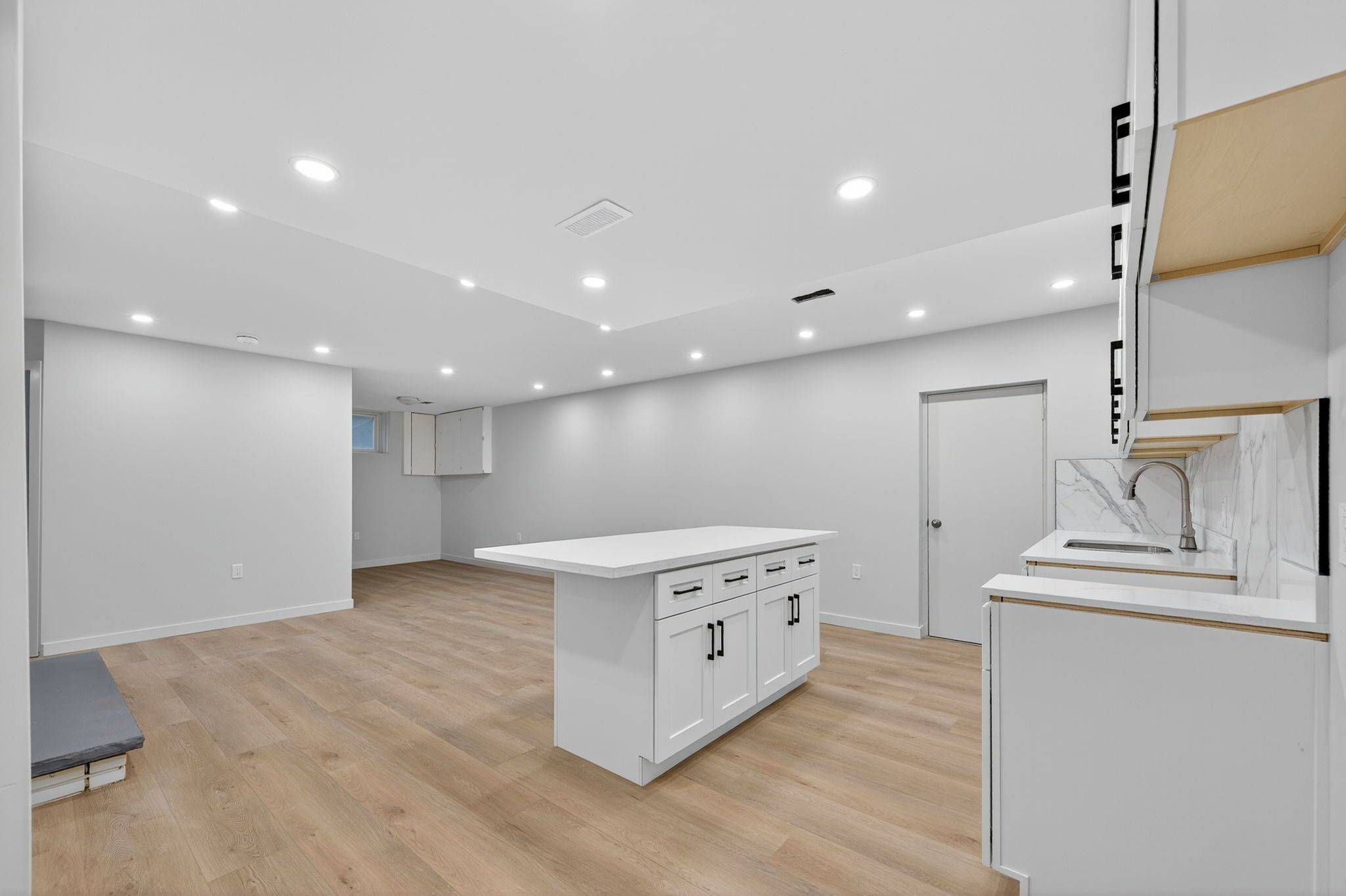 Toronto C06, ON M3H 5G3,19 Candis - lower level DR