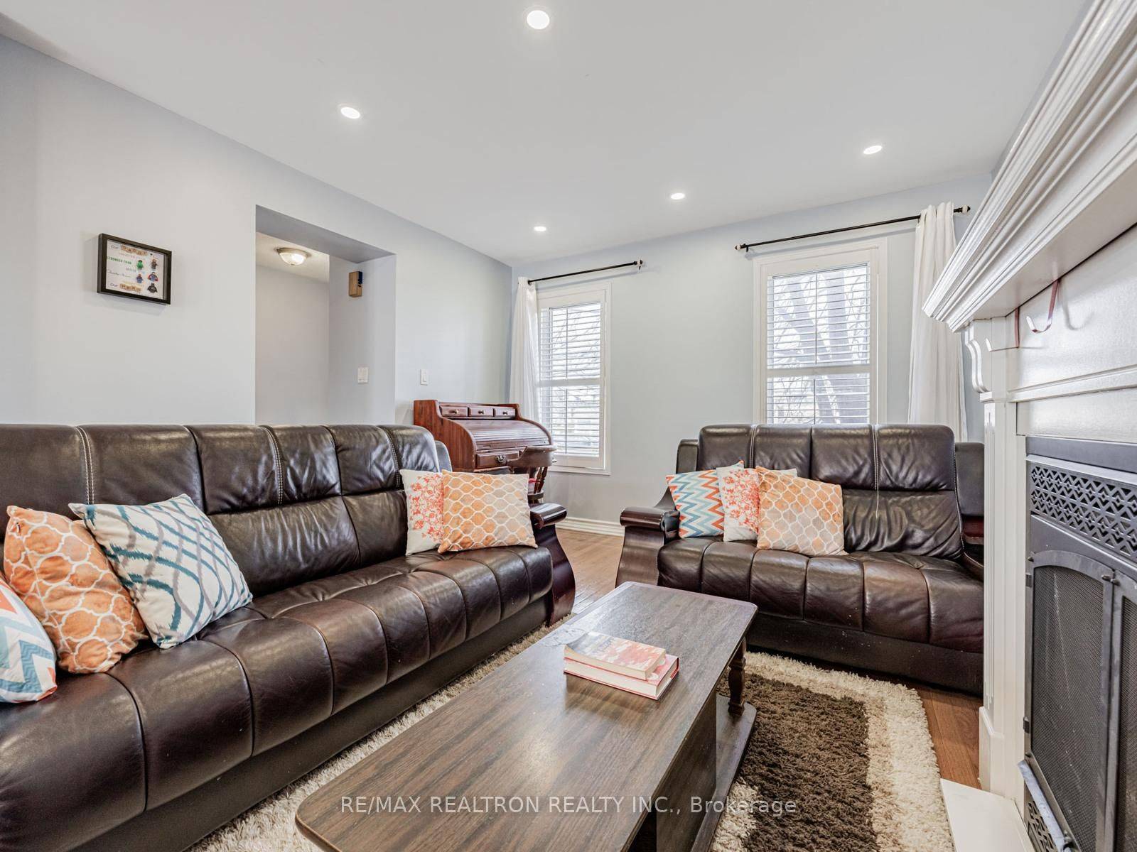 Toronto C11, ON M4H 1R4,15D Overlea BLVD