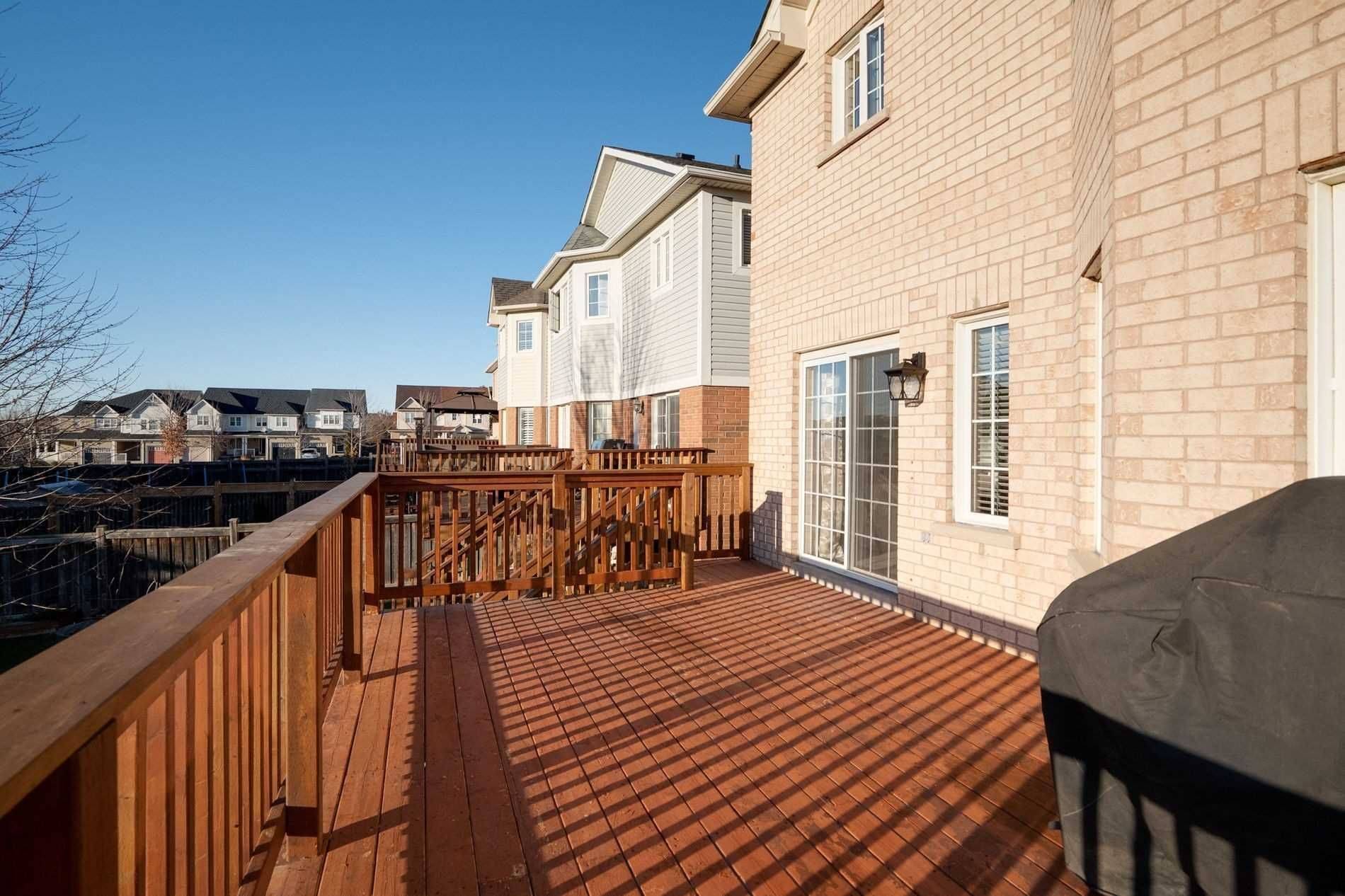 Whitby, ON L1P 1W9,8 Holman CT