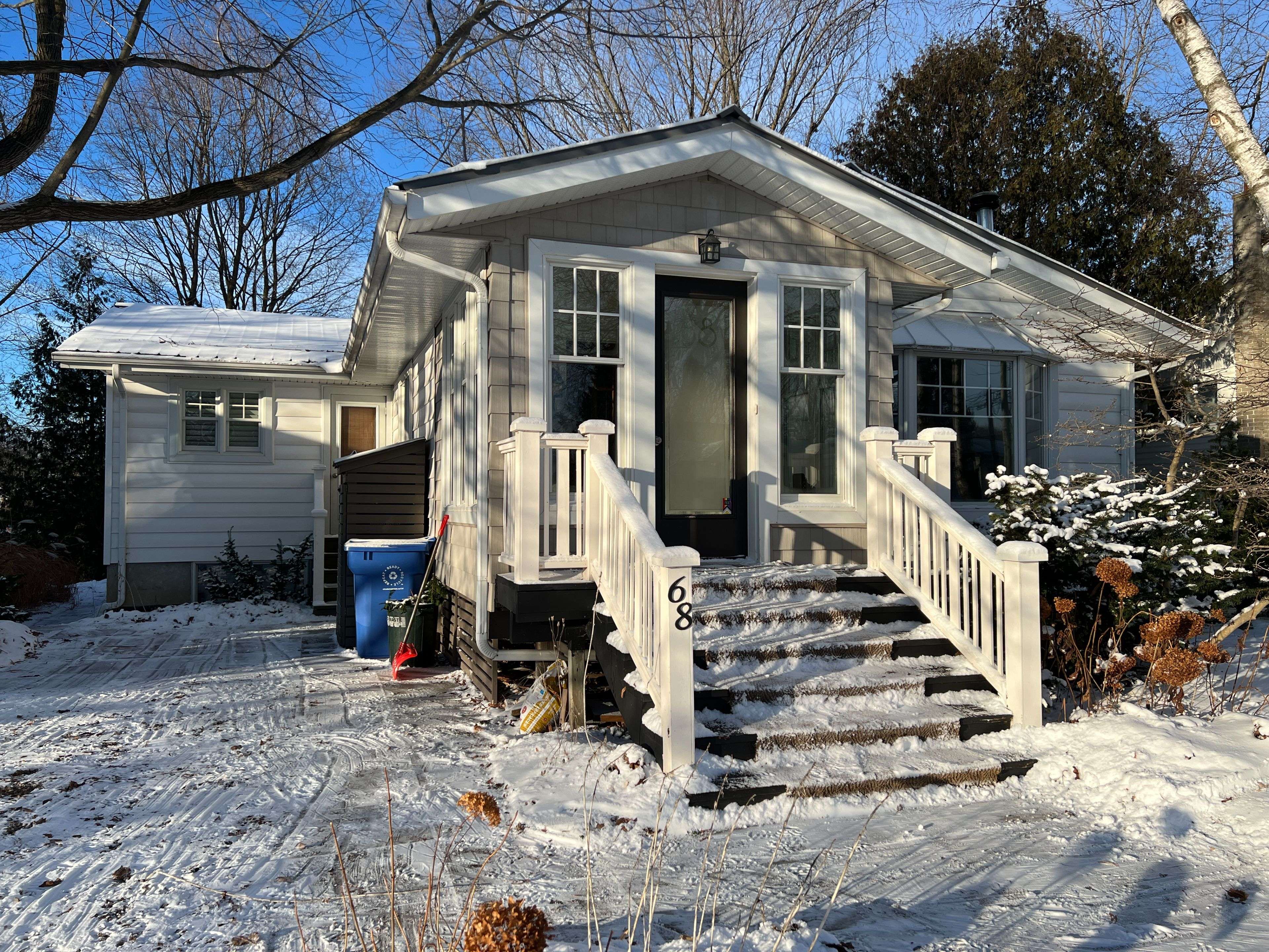 Newmarket, ON L3Y 4H9,68 Hillview DR