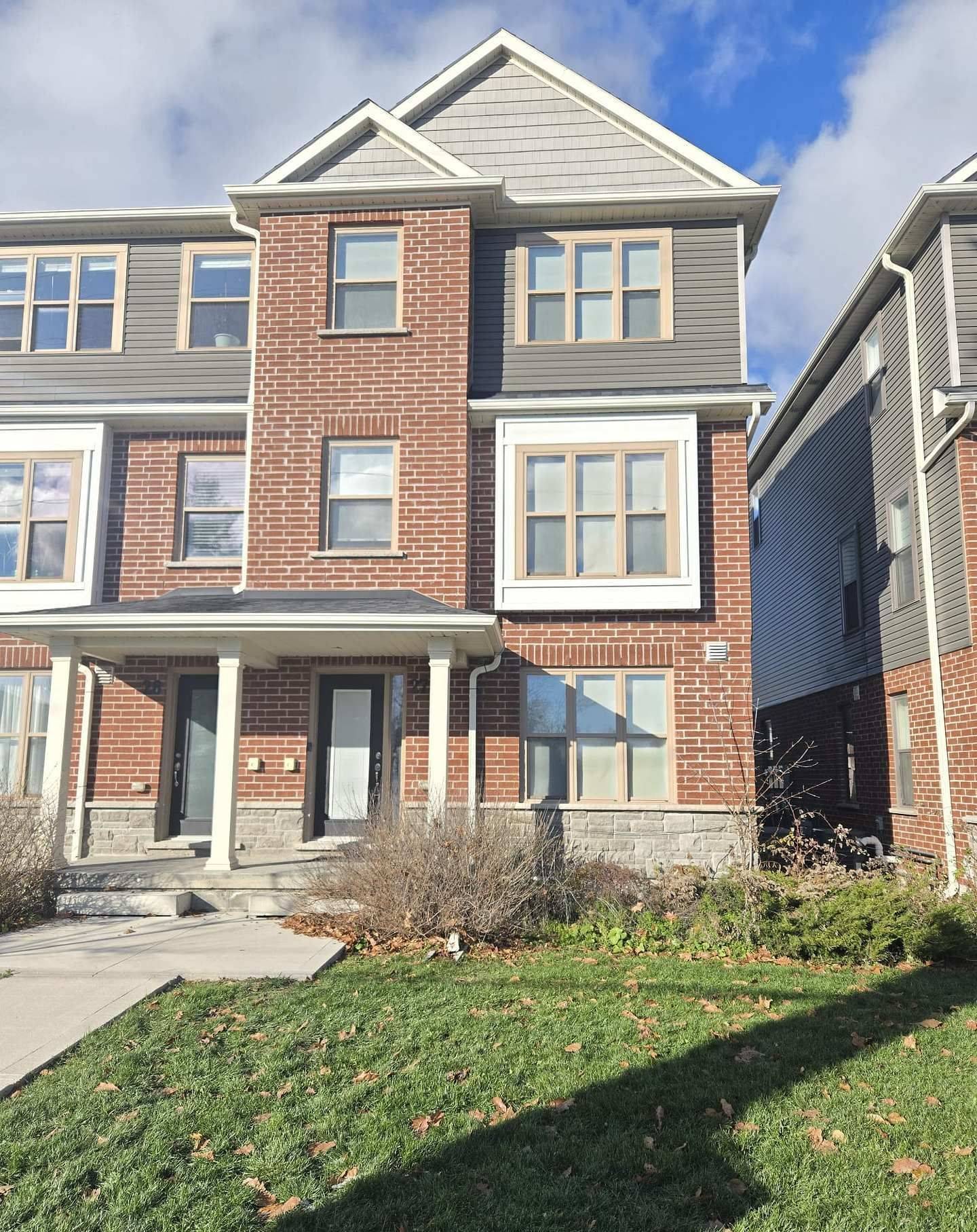 Barrie, ON L4M 0K7,1 Leggott AVE #27