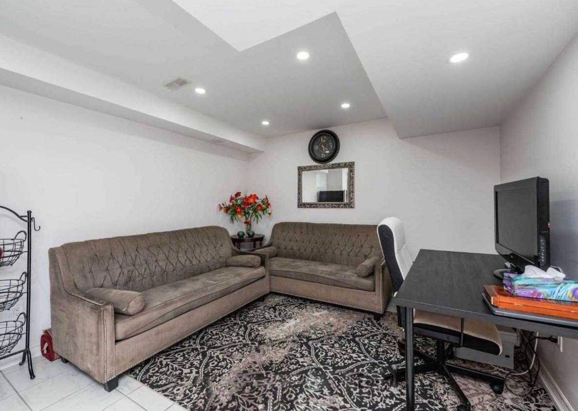 Brampton, ON L6R 3X2,24 Thornapple ST