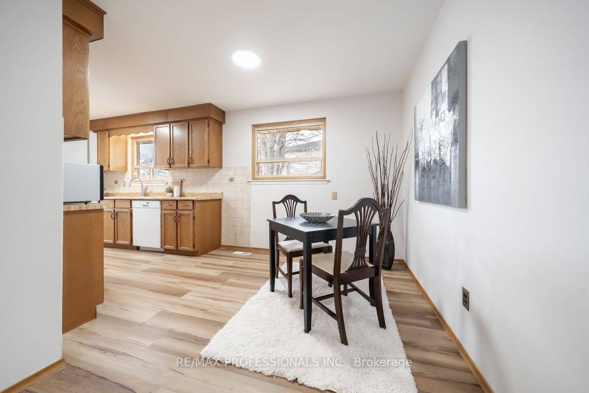 Oakville, ON L6H 1Z1,1275 Pallatine DR