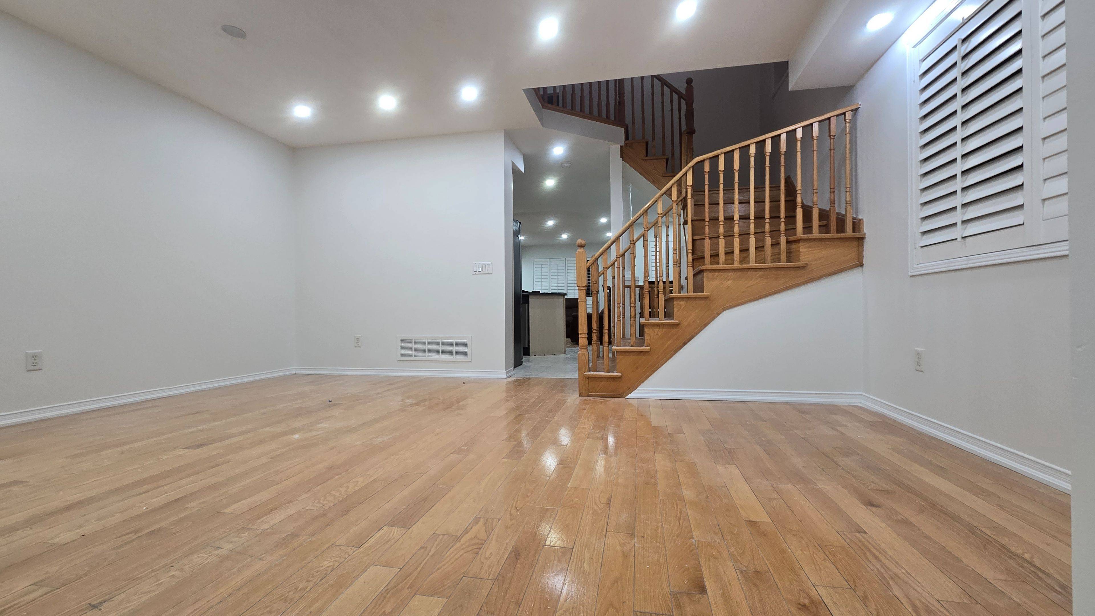 Mississauga, ON L5W 1V9,555 Garden WALK #Upper