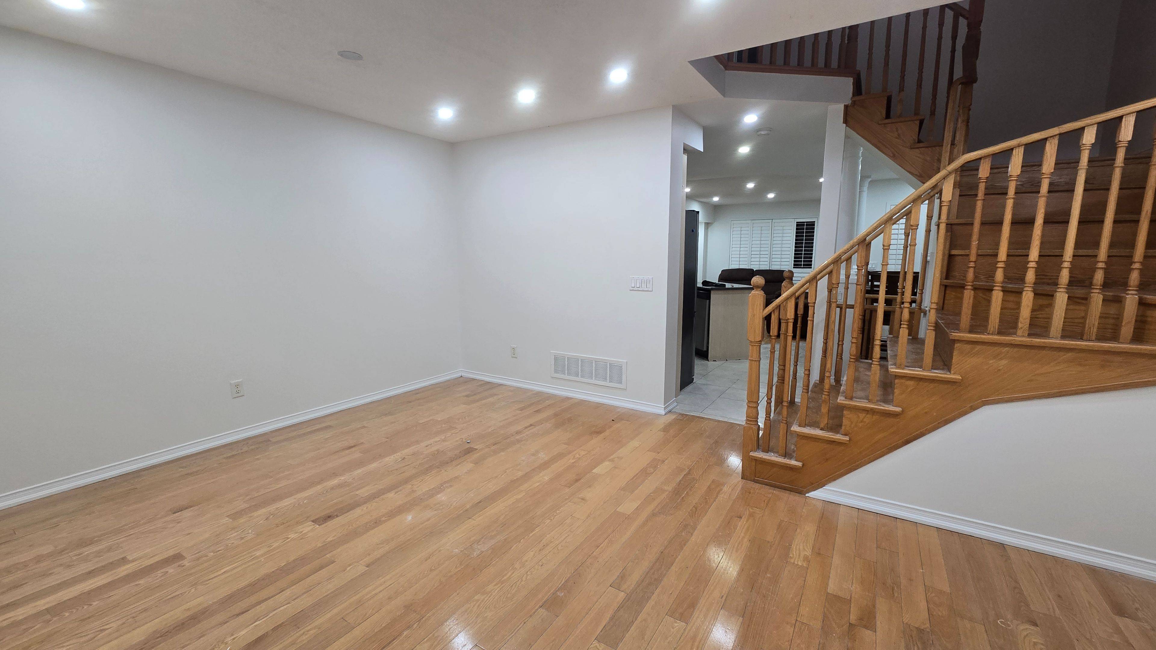 Mississauga, ON L5W 1V9,555 Garden WALK #Upper