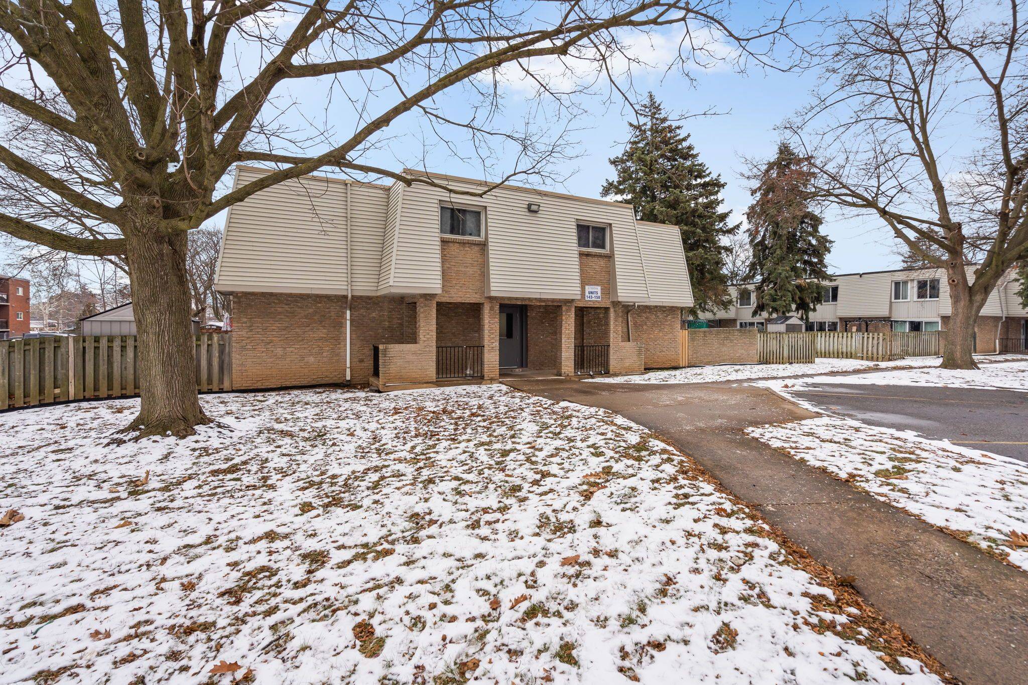 St. Catharines, ON L2R 4R3,17 Old Pine TRL #152