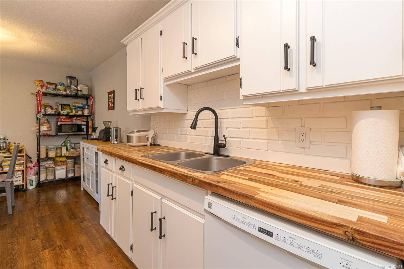 Victoria, BC V8V 3A5,1024 Fairfield Rd #204