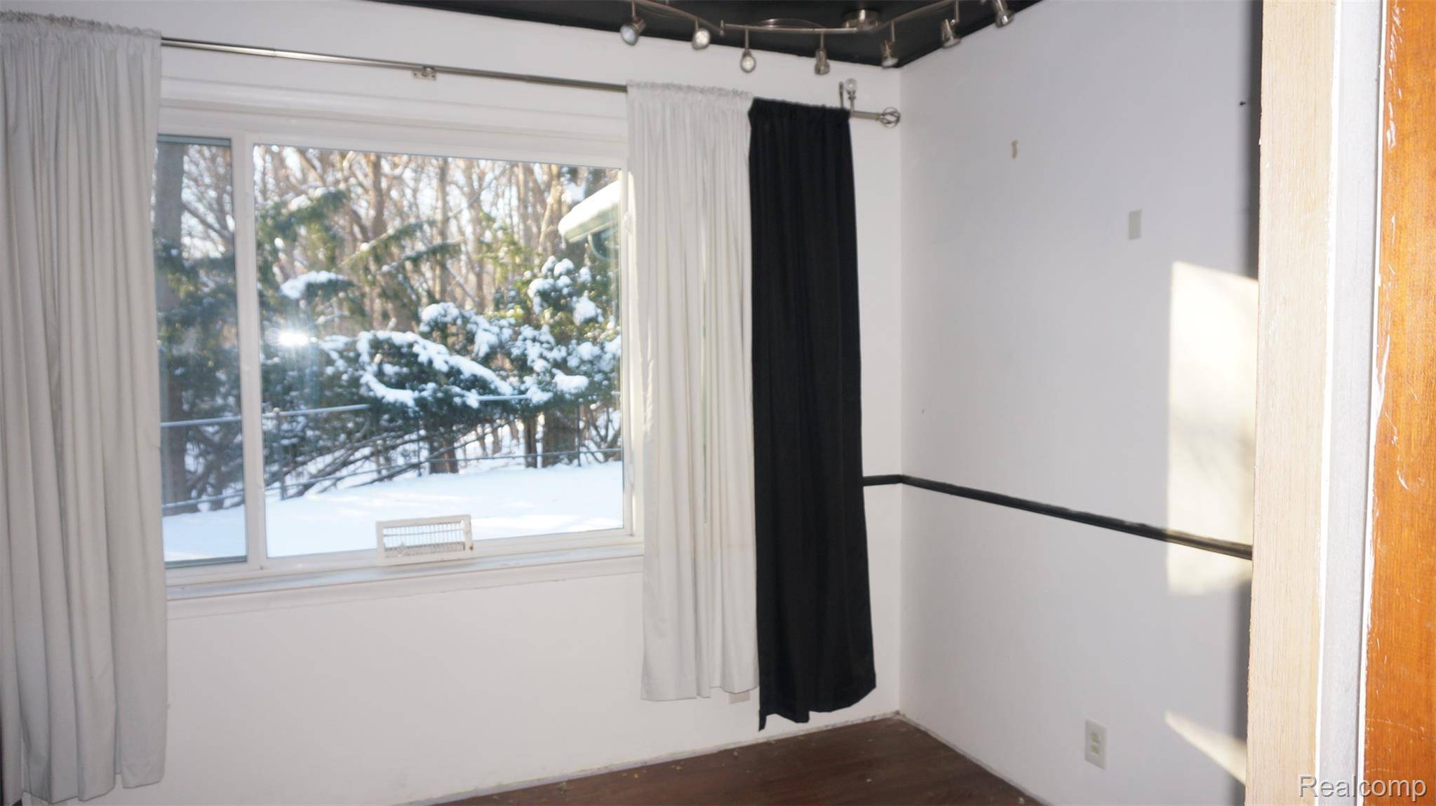 Southfield, MI 48033,25865 Forestview DR