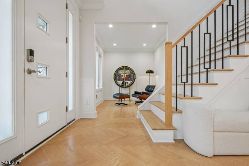 Livingston Twp., NJ 07039,18 Glendale Ave