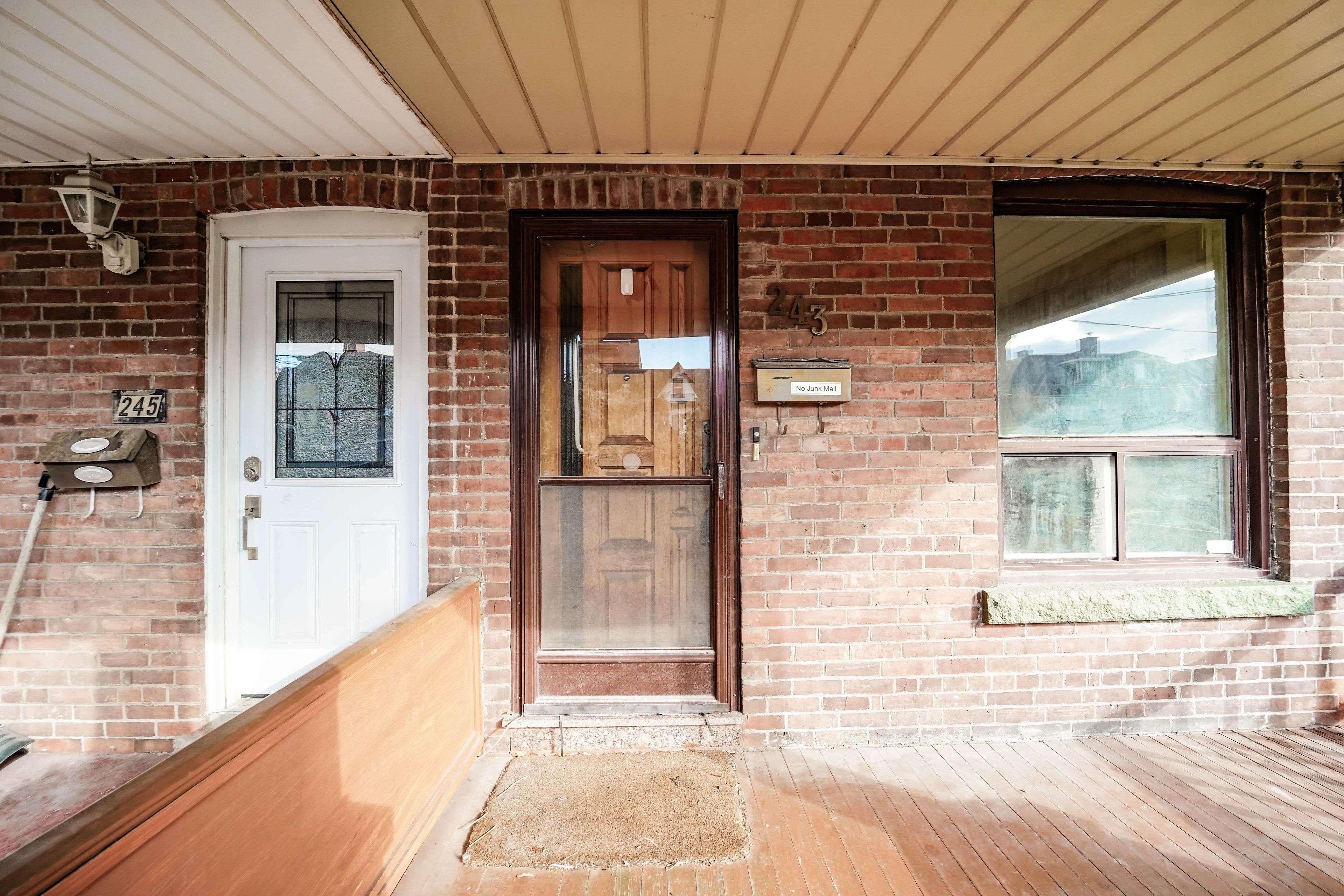 Toronto C01, ON M6G 3G6,243 Montrose AVE #Upper