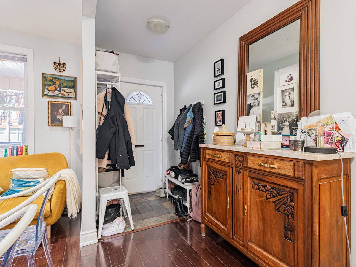 Toronto C02, ON M6G 3B9,273 Christie ST