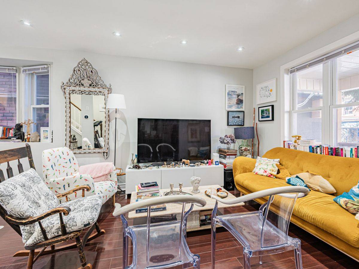 Toronto C02, ON M6G 3B9,273 Christie ST