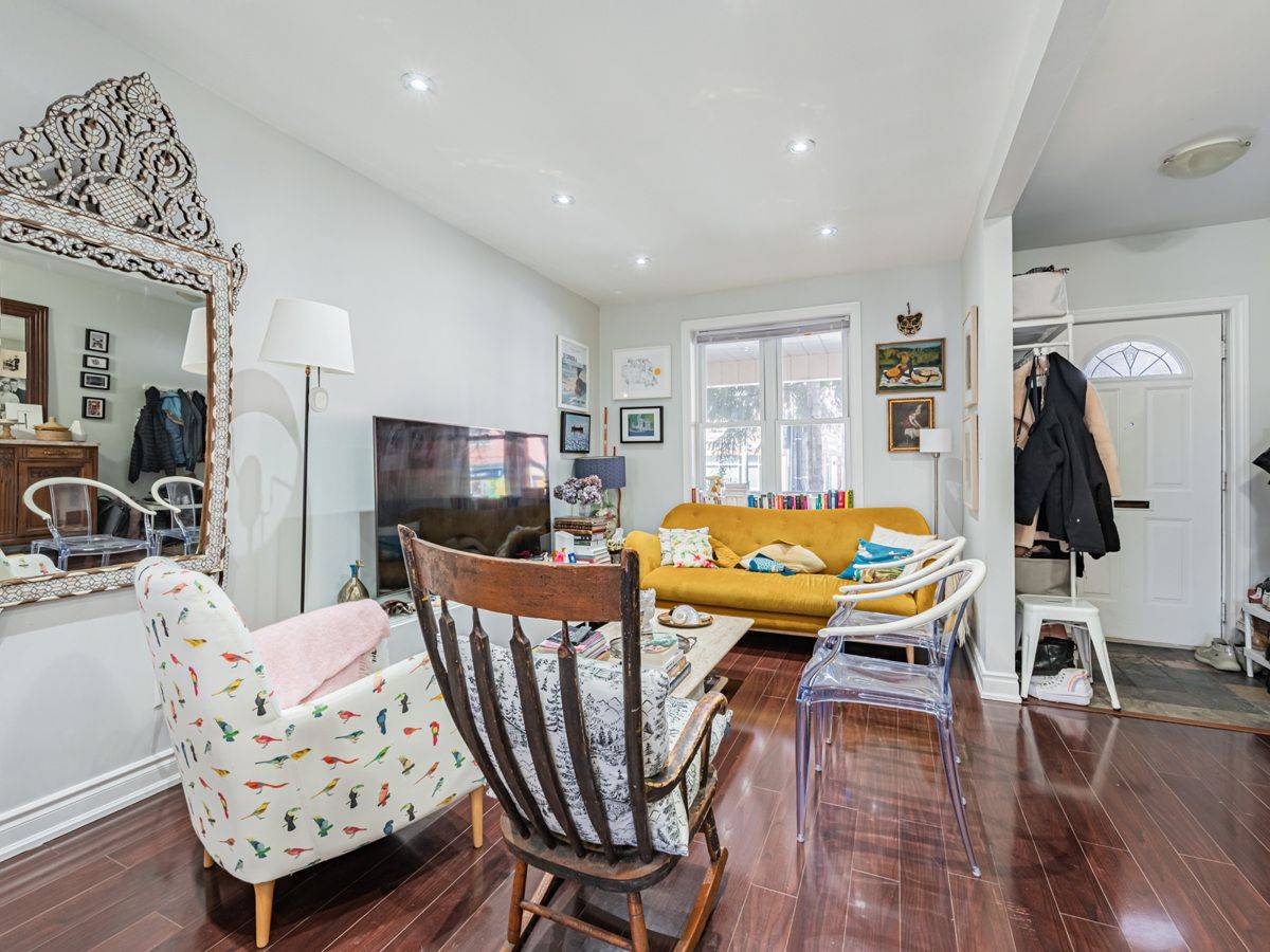 Toronto C02, ON M6G 3B9,273 Christie ST