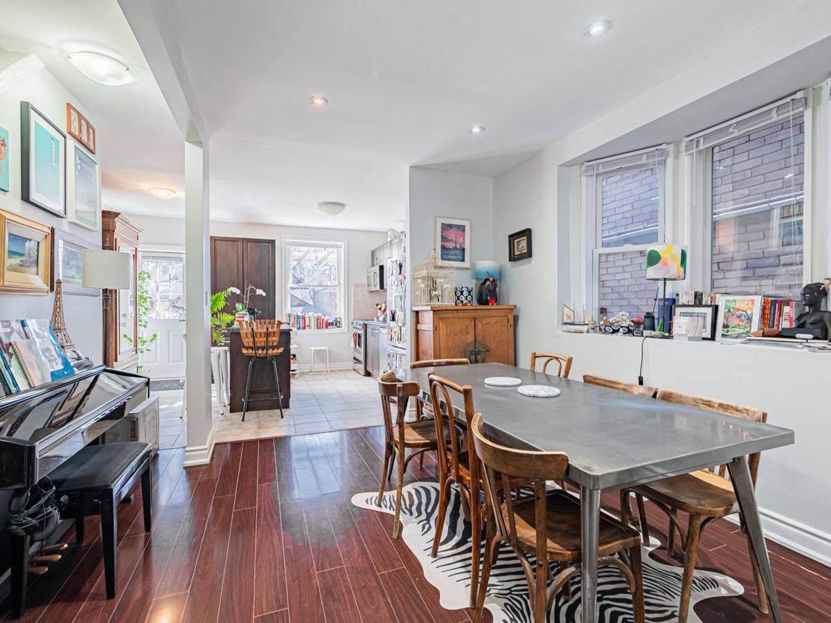 Toronto C02, ON M6G 3B9,273 Christie ST