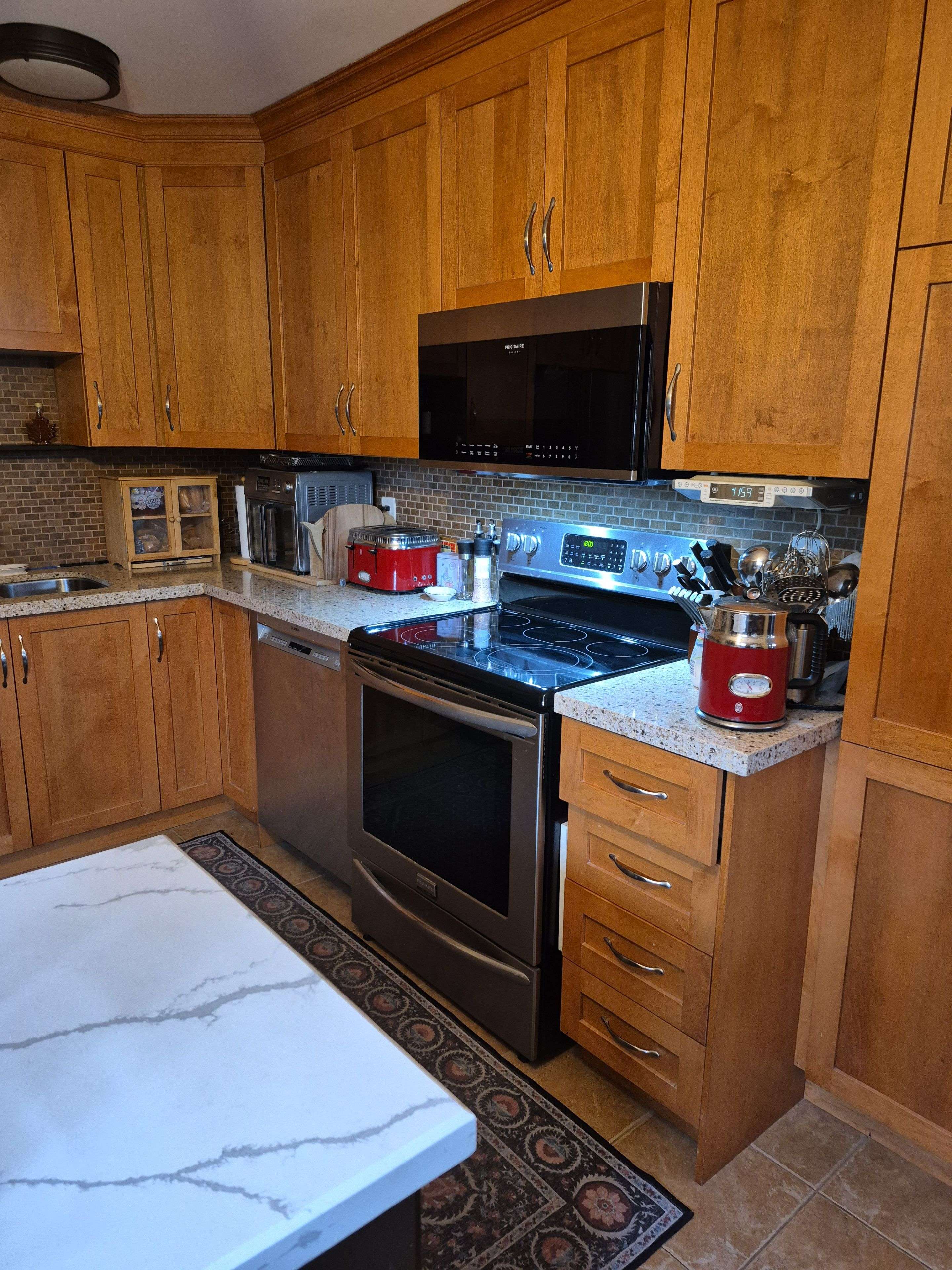 Oshawa, ON L1H 8P1,25 Wellington AVE E #A