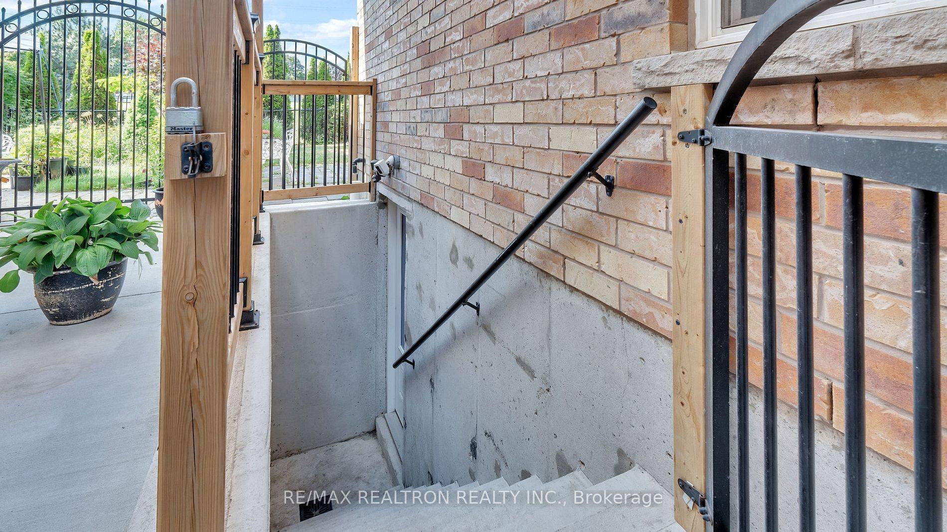 Whitby, ON L1N 0C2,4 Oceanpearl CRES #Bsmt