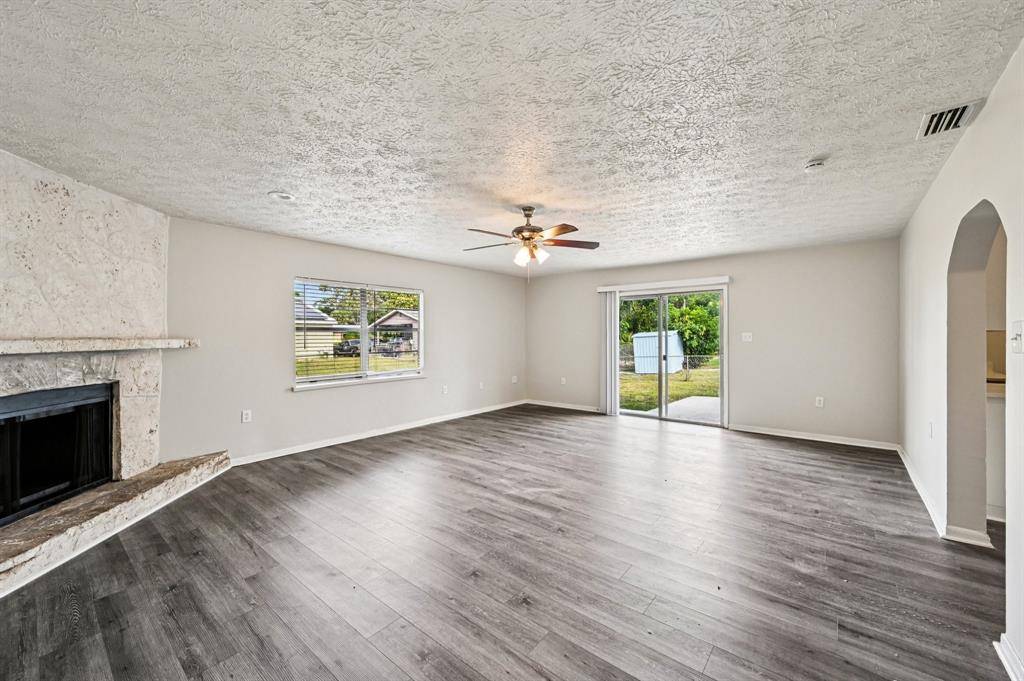 Stuart, FL 34994,913 SE 8th St