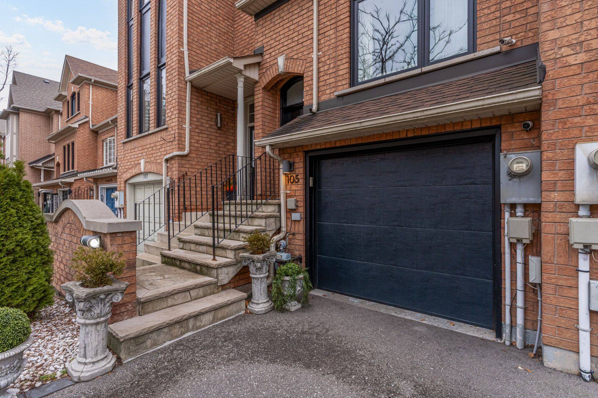 Toronto W06, ON M8V 4A9,105 Harbourview CRES
