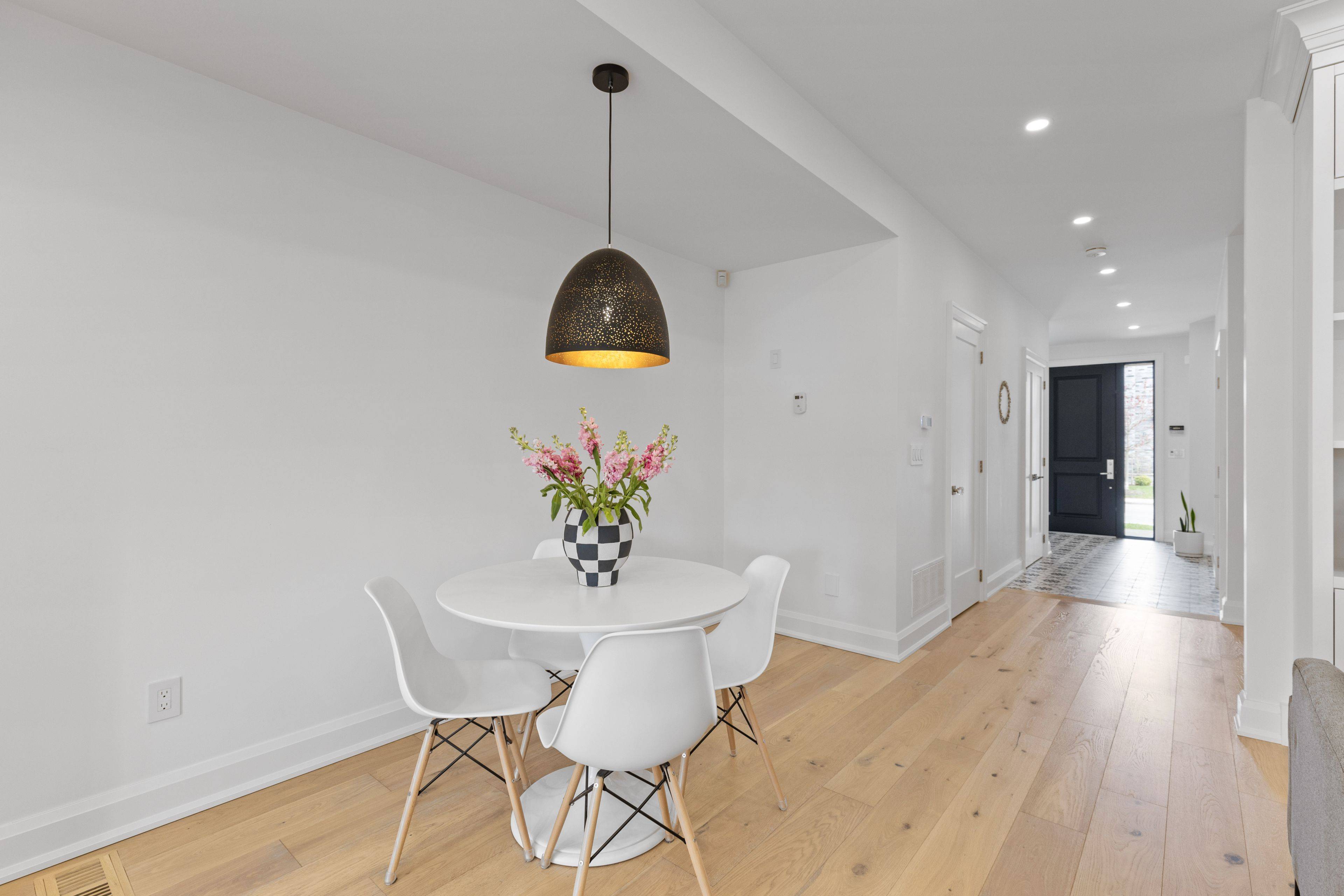 Mississauga, ON L5G 1M6,4 Iroquois AVE