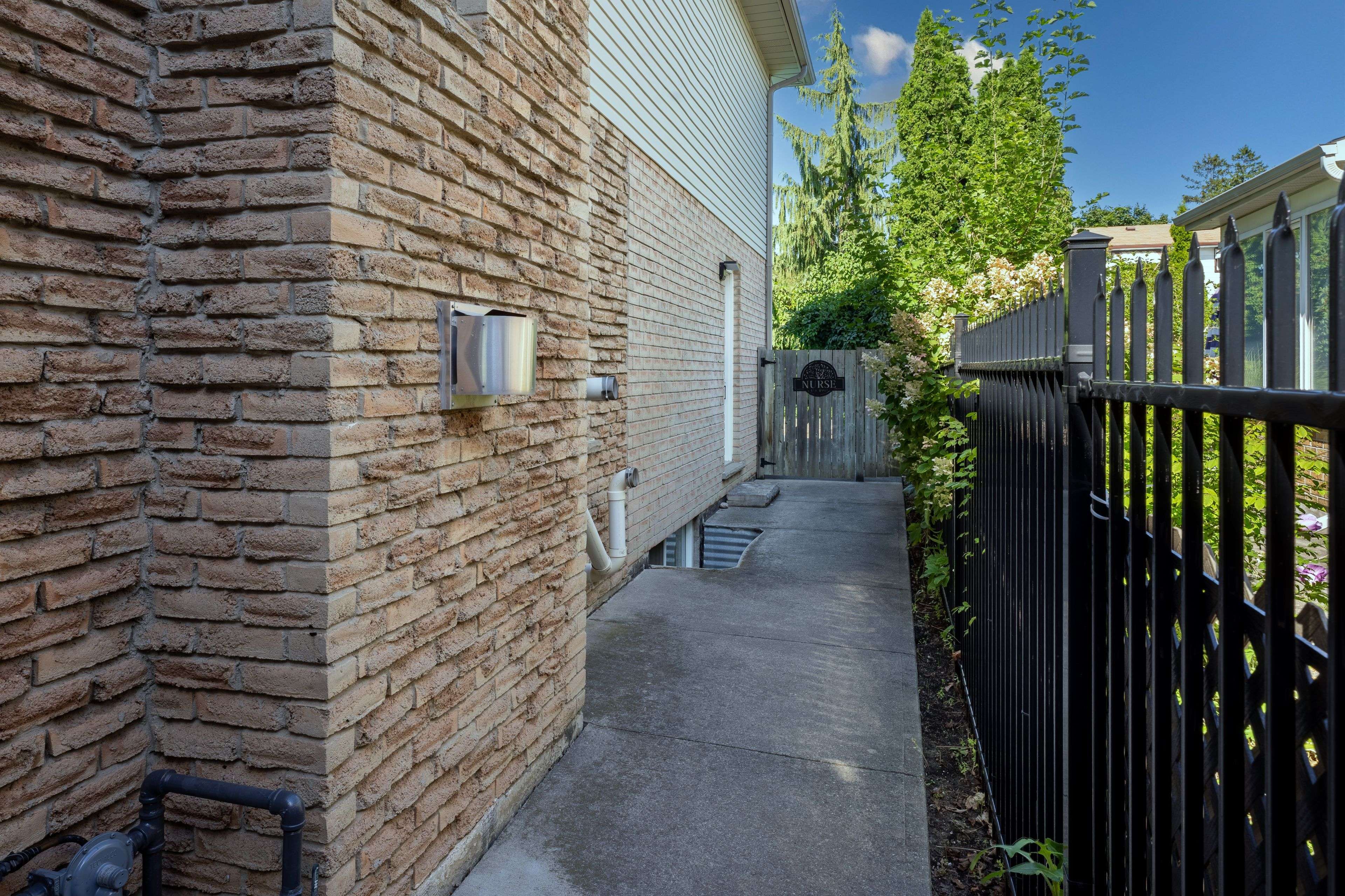 Mississauga, ON L5A 3V1,2545 Evelyn CT