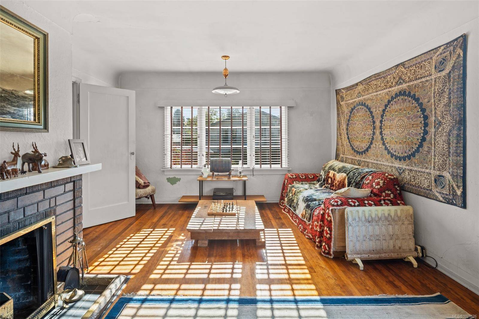 View Royal, BC V9B 1B9,533 View Royal Ave