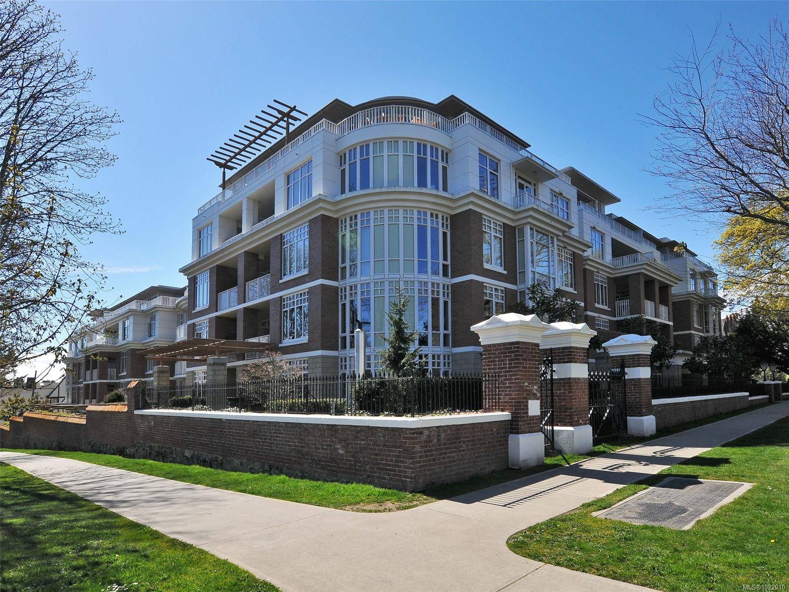 Victoria, BC V8V 3G7,999 Burdett Ave #311