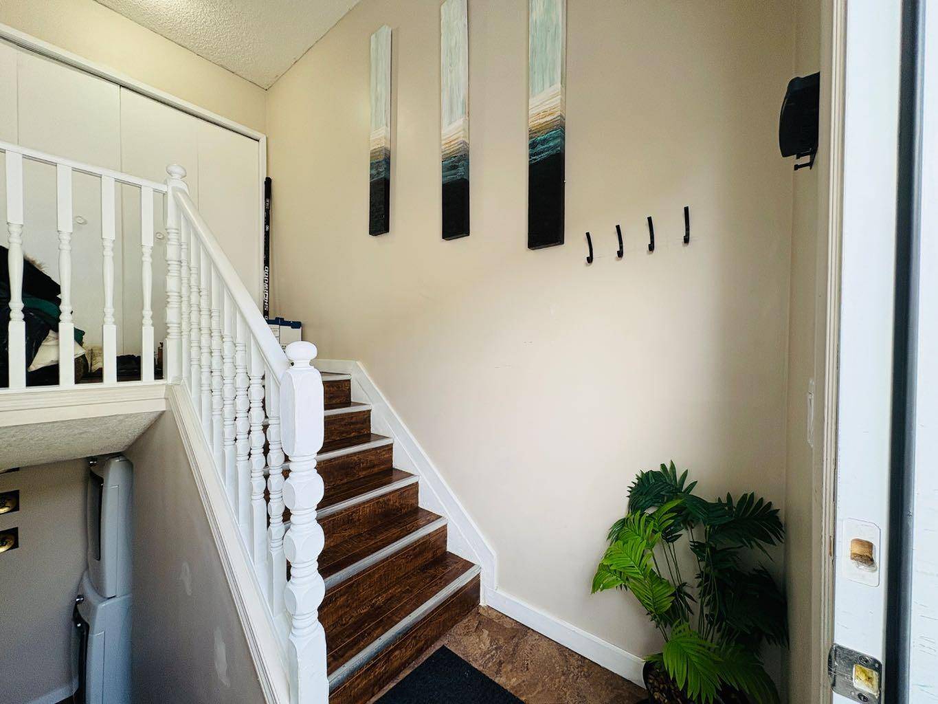 Calgary, AB T2A 5E7,1412 43 ST SE #3