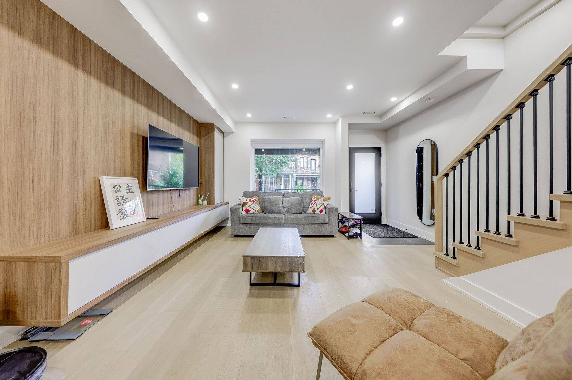 Toronto C01, ON M6G 3R5,431 Roxton RD