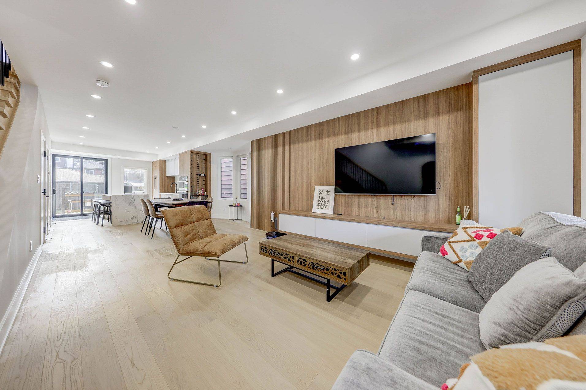 Toronto C01, ON M6G 3R5,431 Roxton RD