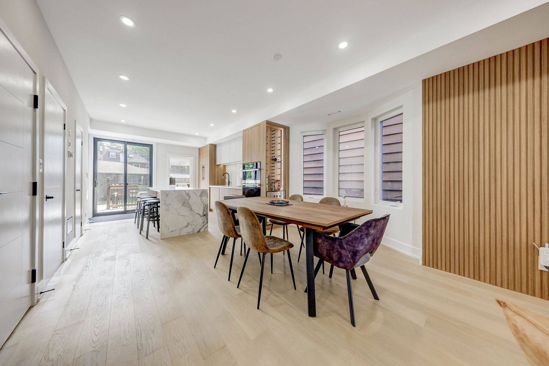 Toronto C01, ON M6G 3R5,431 Roxton RD