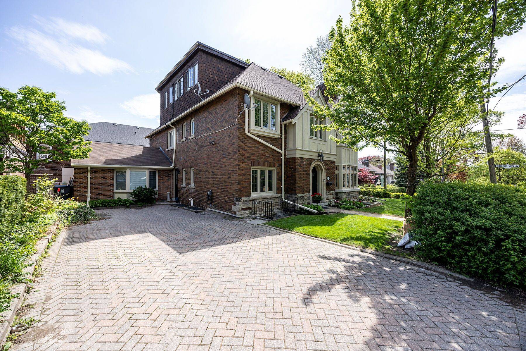 Toronto C03, ON M5P 2J8,131 Highbourne RD #Upper