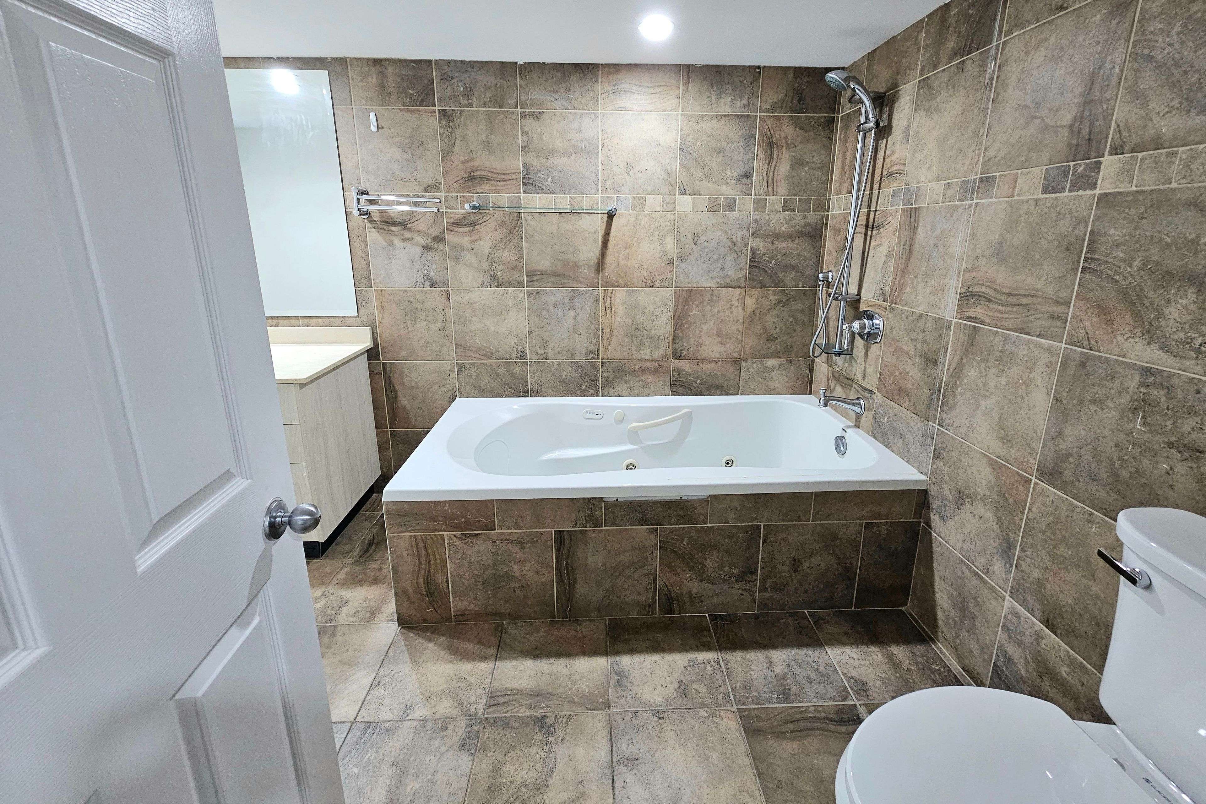 Toronto E04, ON M1L 3R7,17 Rockelm RD #BSMT