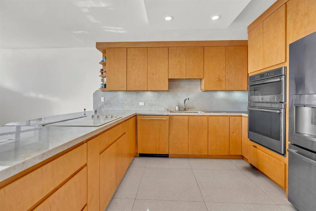 North Miami, FL 33181,11930 N Bayshore Dr #404