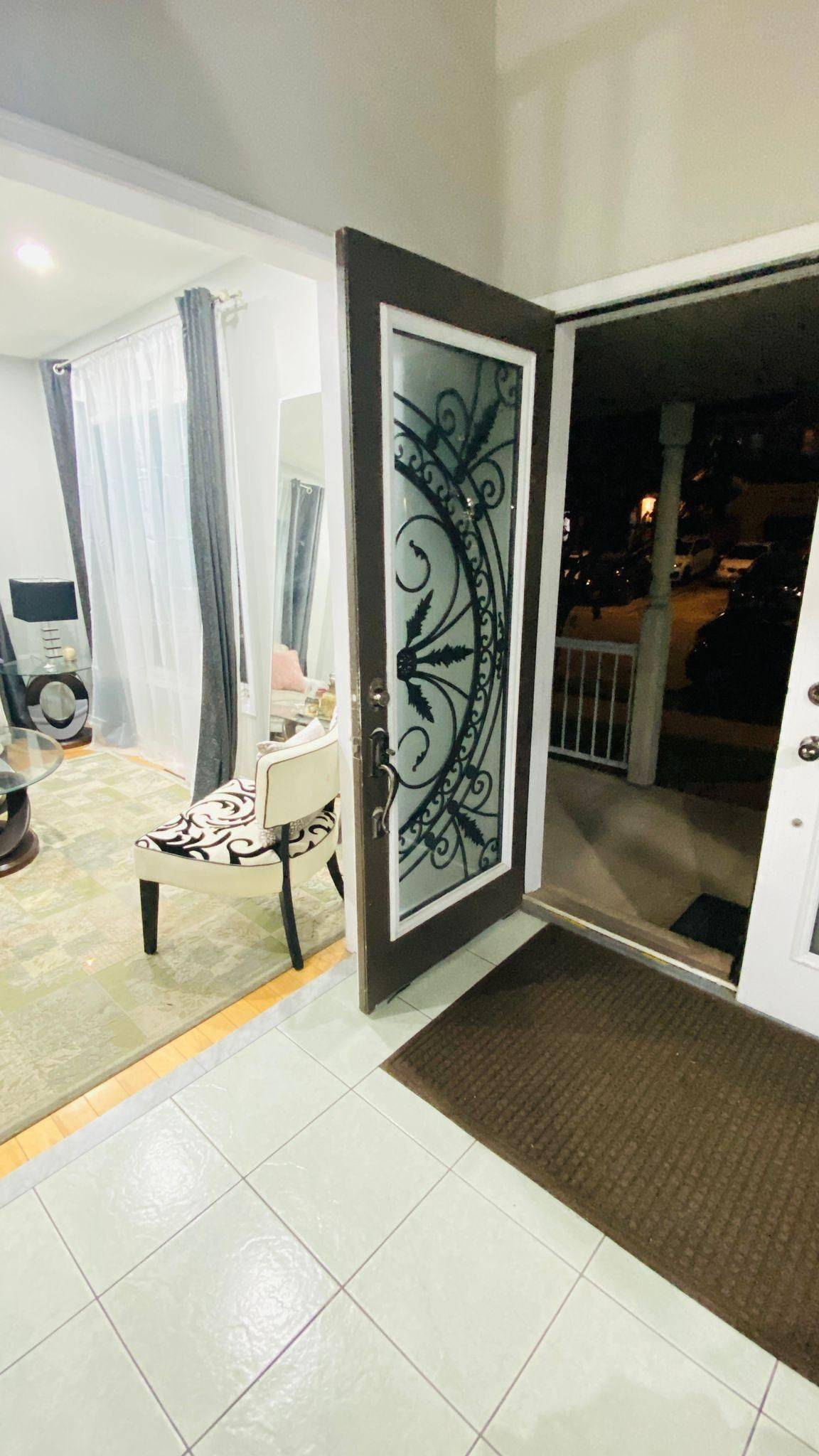 Vaughan, ON L6A 3W4,1 Jarrett CT #Upper