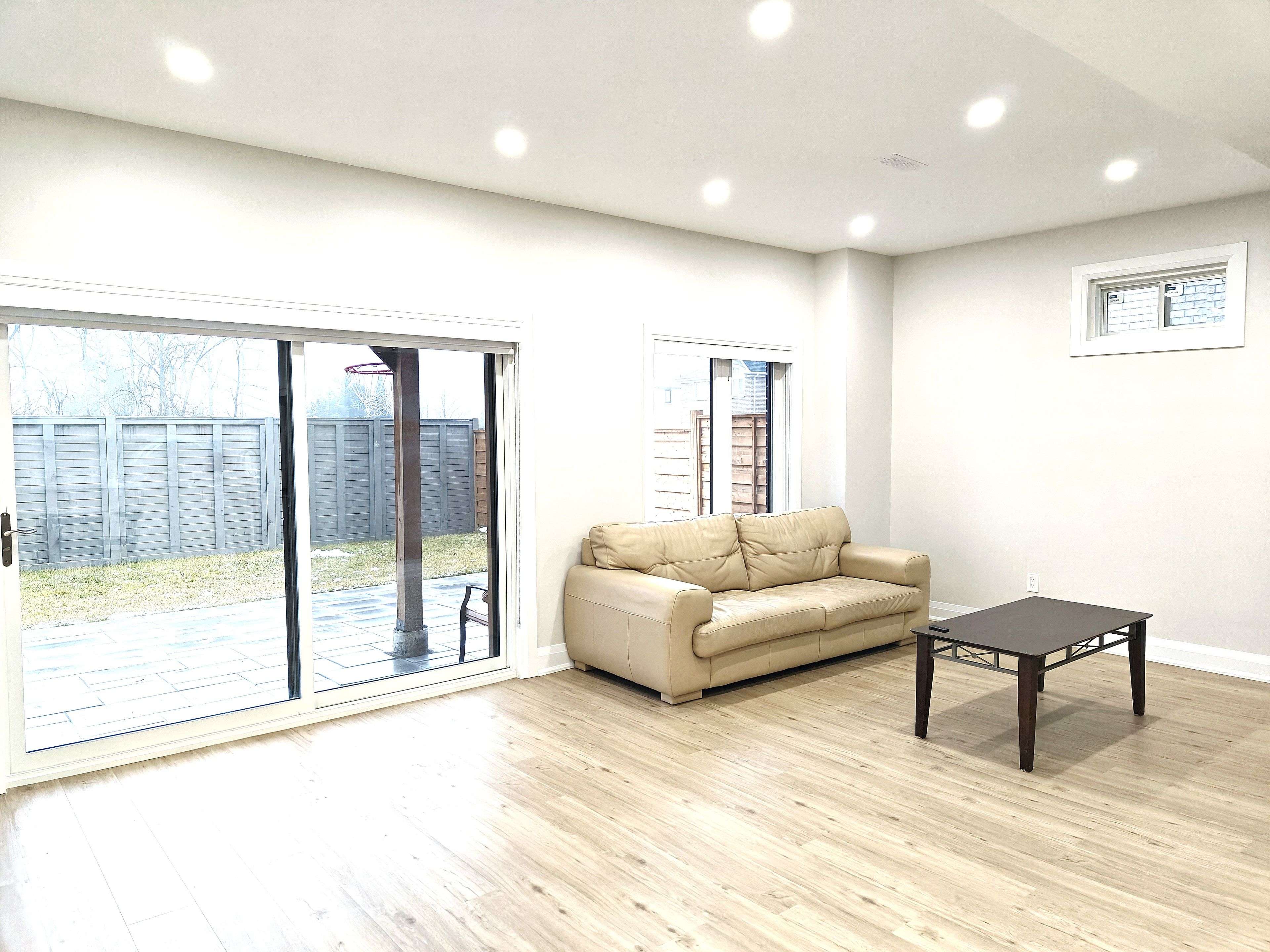 Aurora, ON L4G 3X9,22 Pine Hill CRES