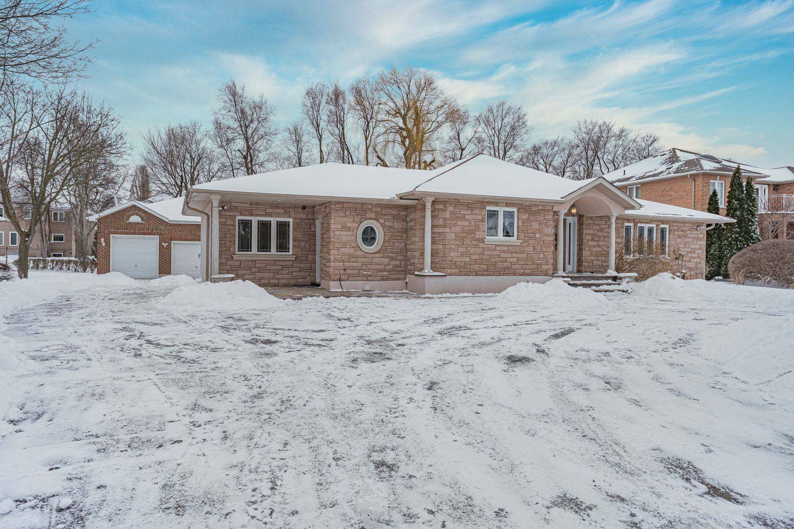 Markham, ON L3R 8G2,85 Lee AVE #Upper