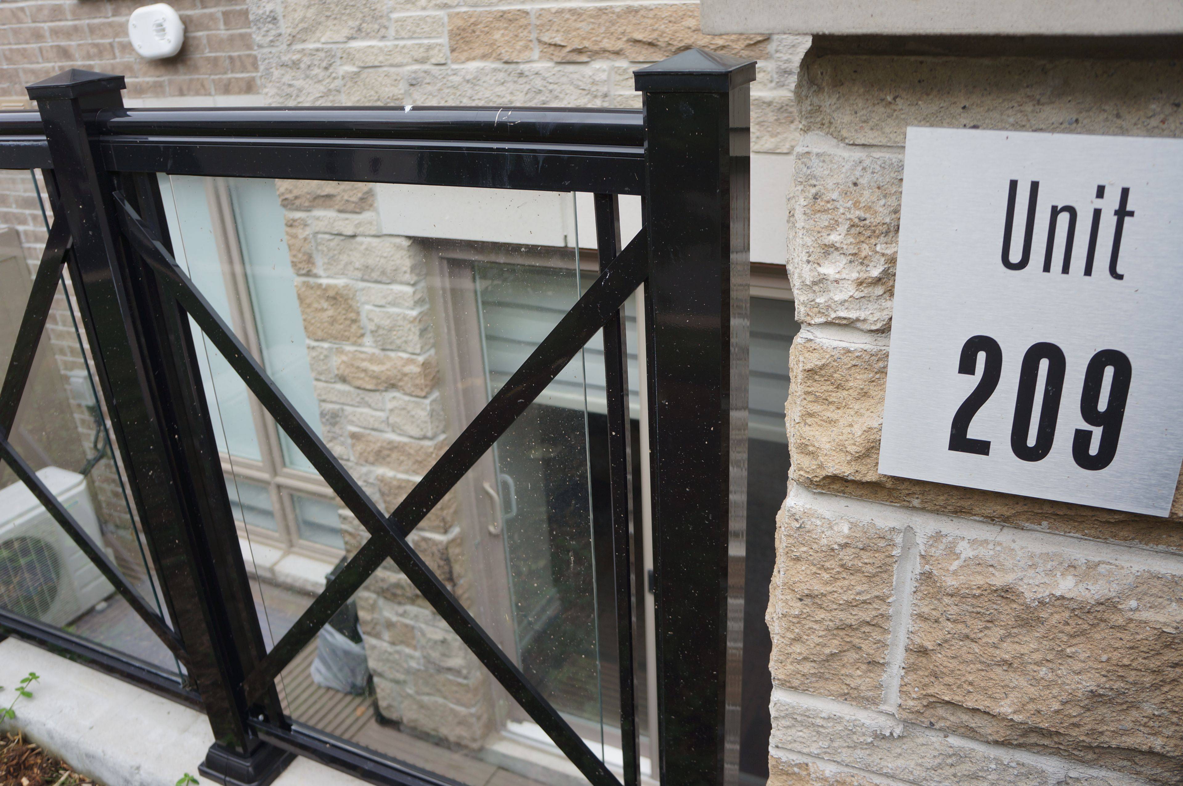 Markham, ON L6B 0A3,10 Dunsheath WAY #209