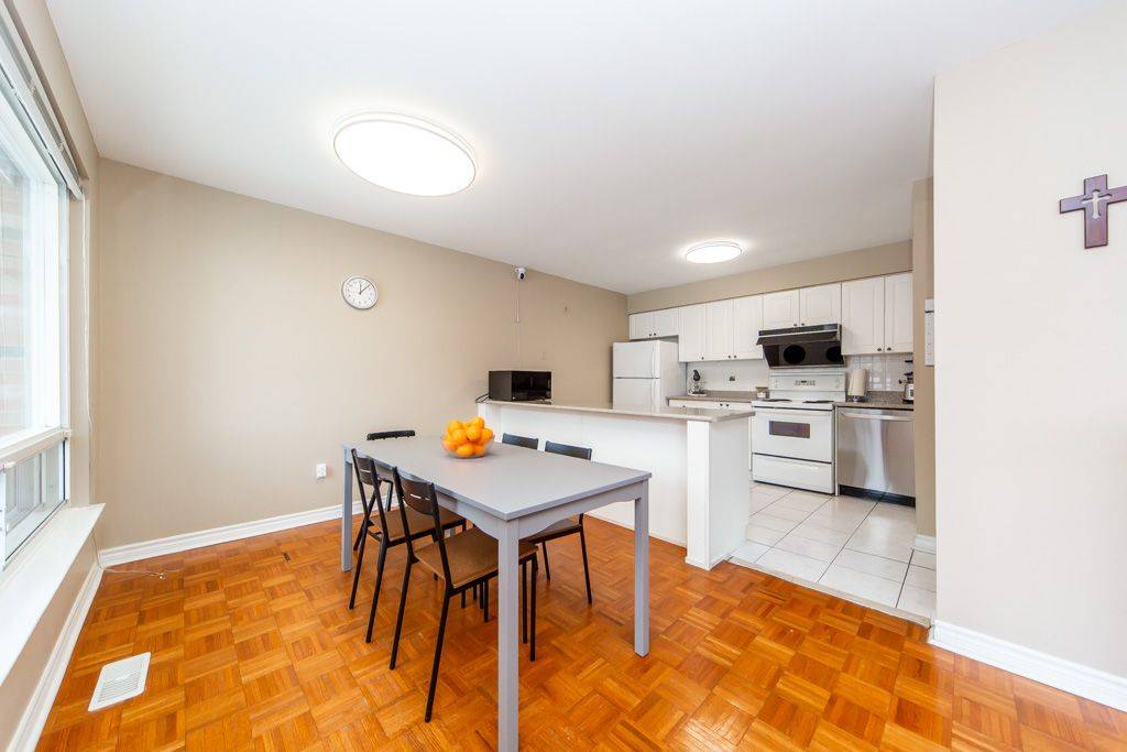 Brampton, ON L6W 1V1,61 Ardglen DR #1