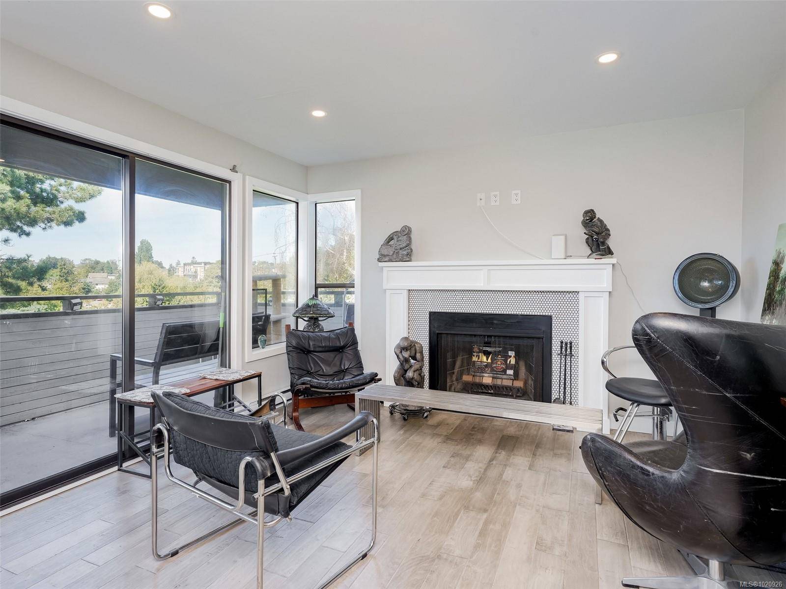 Saanich, BC V8X 1M2,3274 Glasgow Ave #401