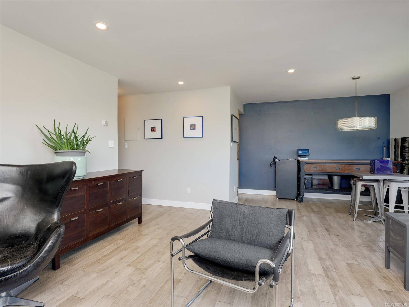 Saanich, BC V8X 1M2,3274 Glasgow Ave #401