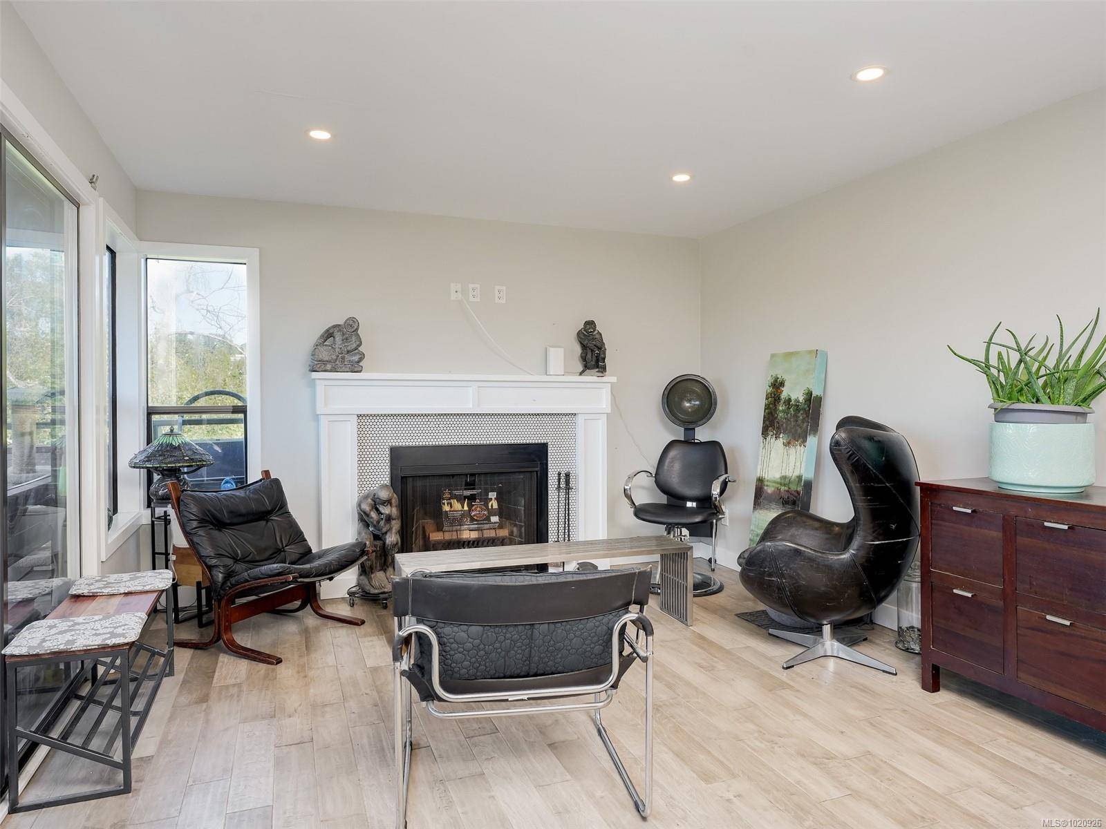 Saanich, BC V8X 1M2,3274 Glasgow Ave #401