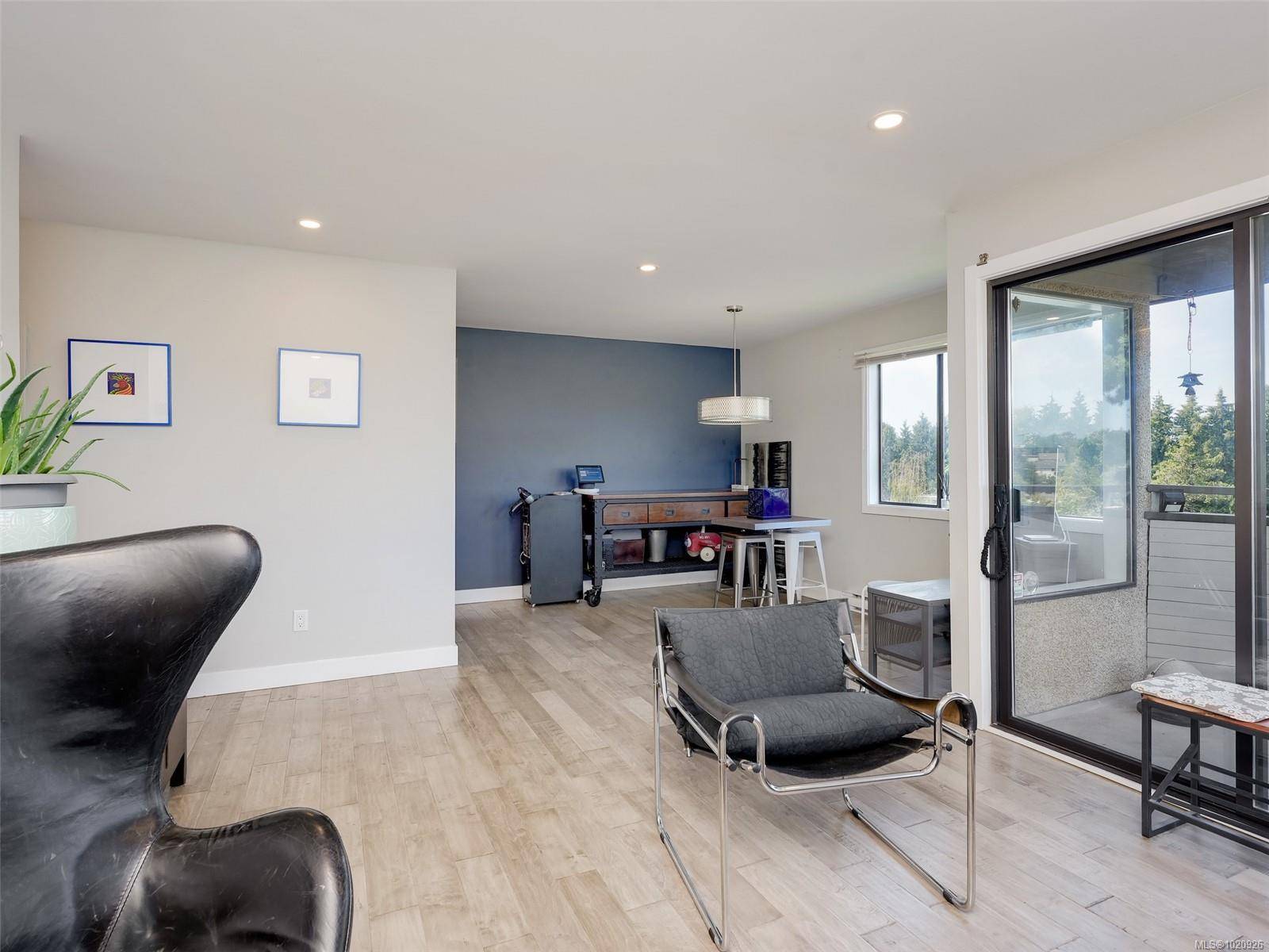 Saanich, BC V8X 1M2,3274 Glasgow Ave #401