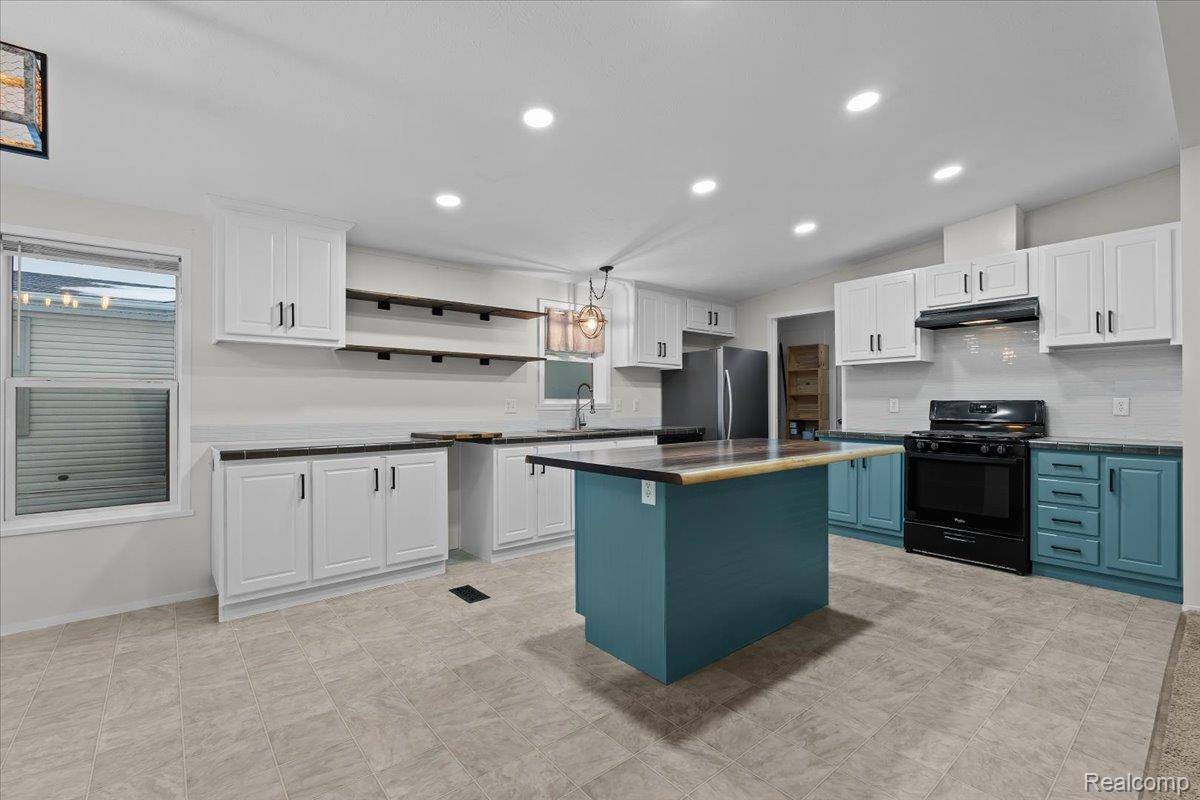 South Lyon, MI 48178,11214 Woodchester CT