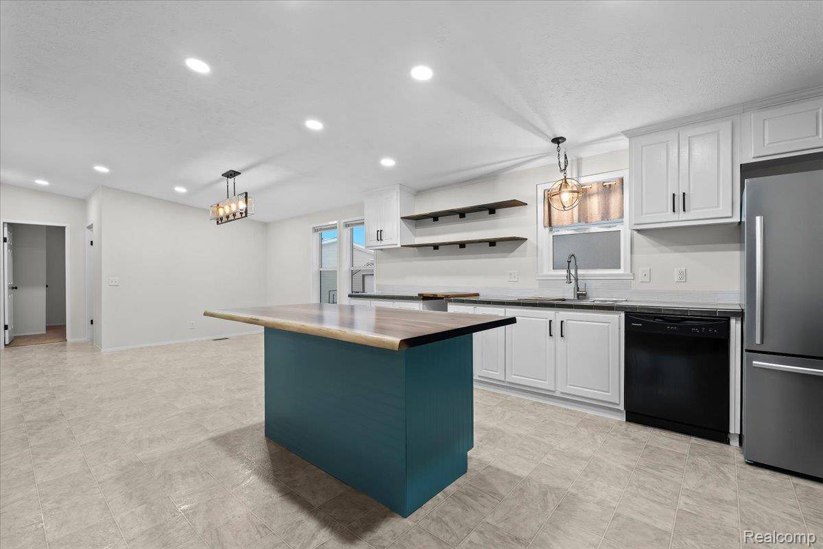 South Lyon, MI 48178,11214 Woodchester CT