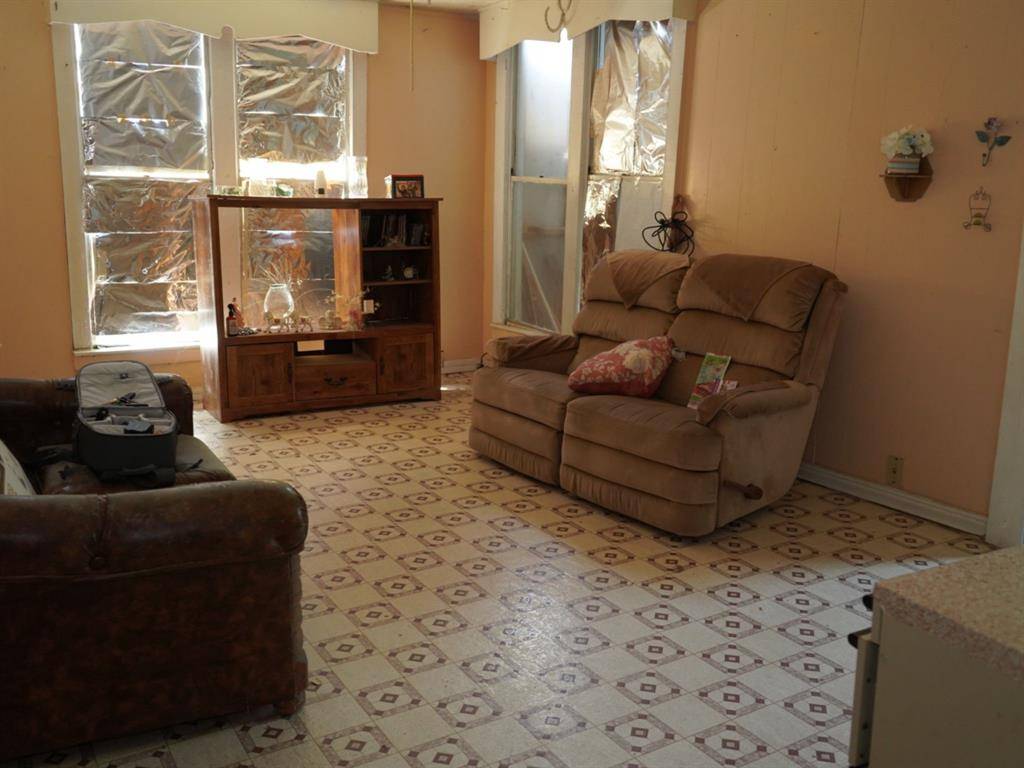 Groesbeck, TX 76642,304 E Brazos Street