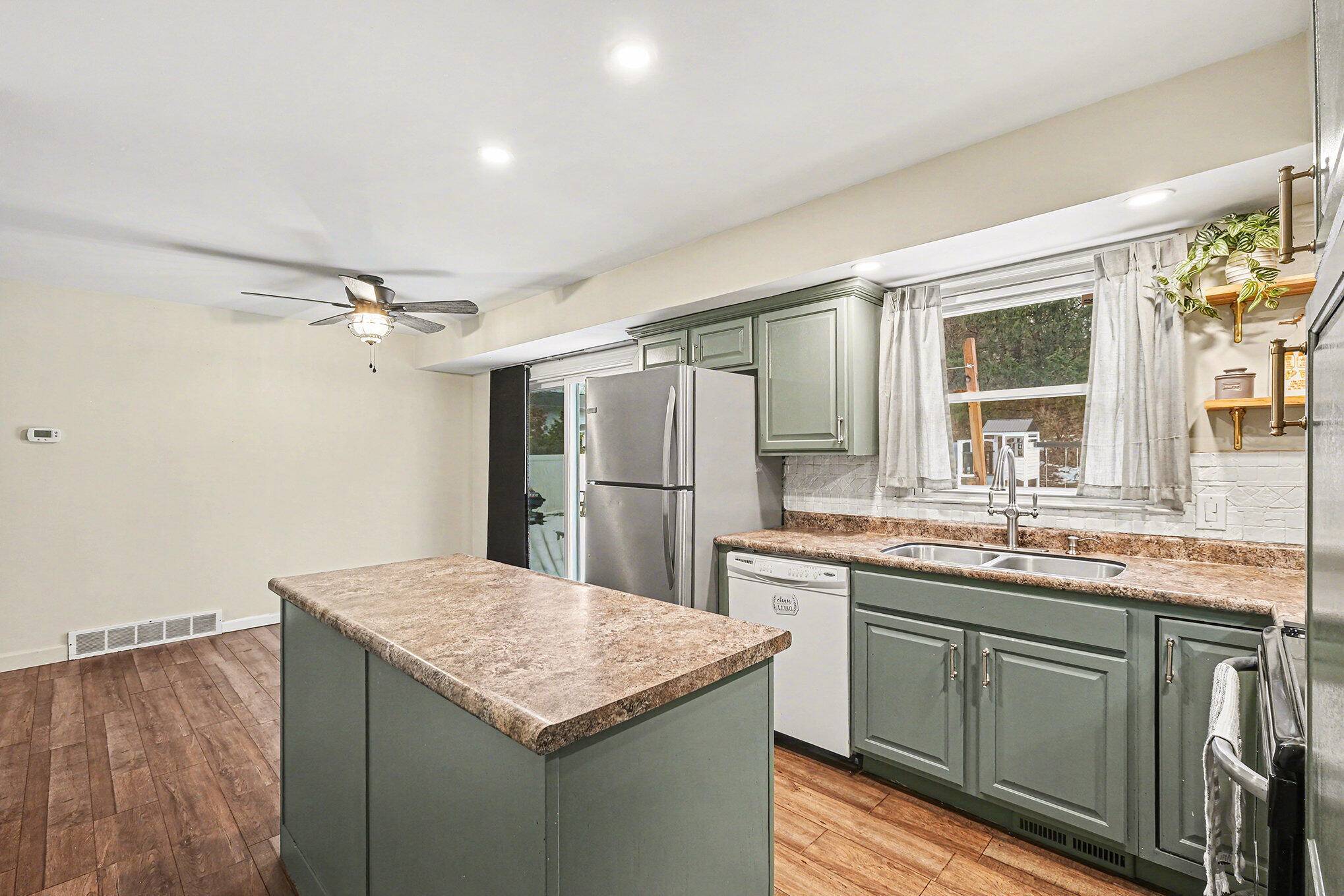 Grand Rapids, MI 49525,2852 Leelanau DR NE