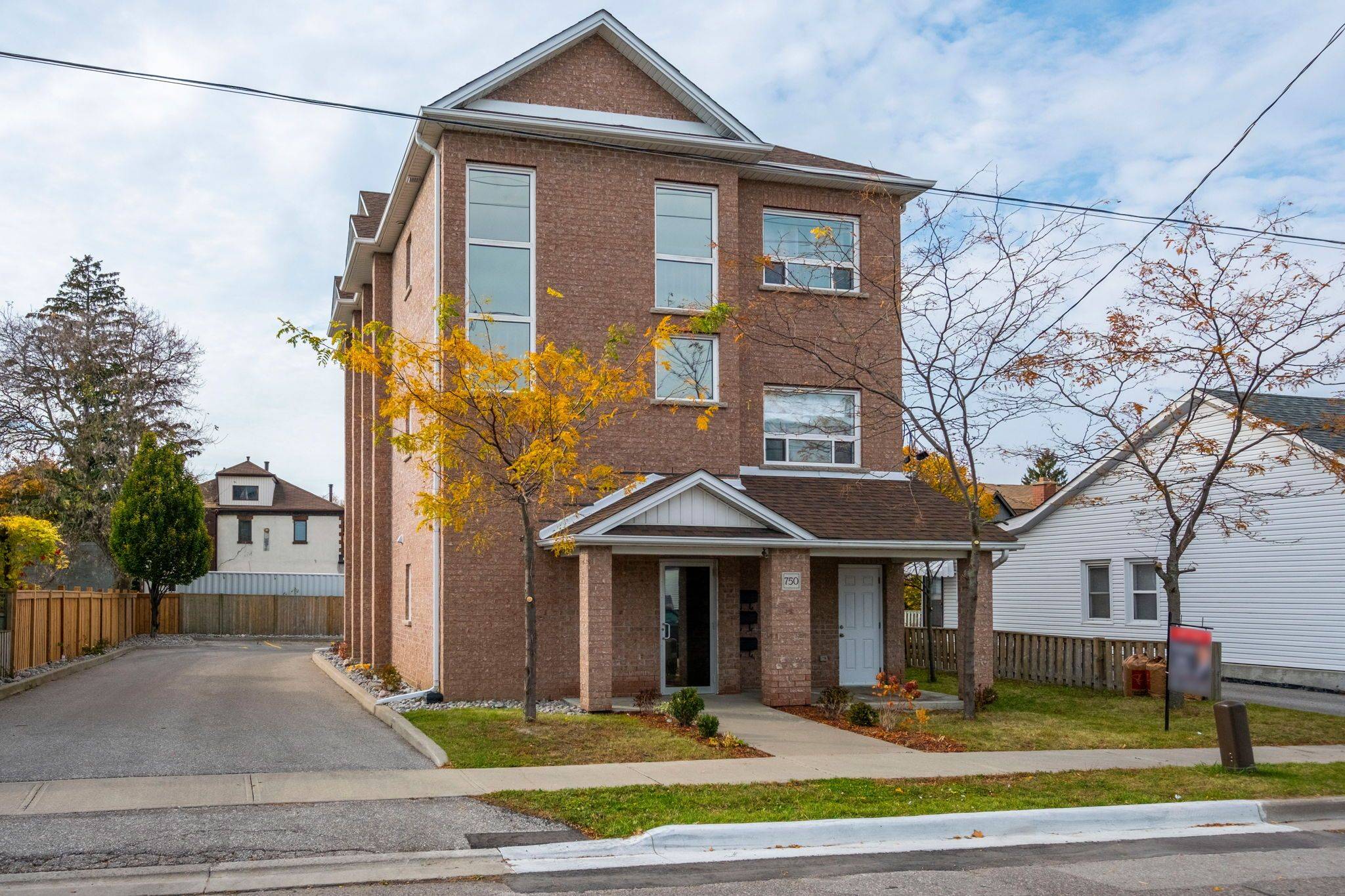 Oshawa, ON L1H 4T6,750 Albert ST #2